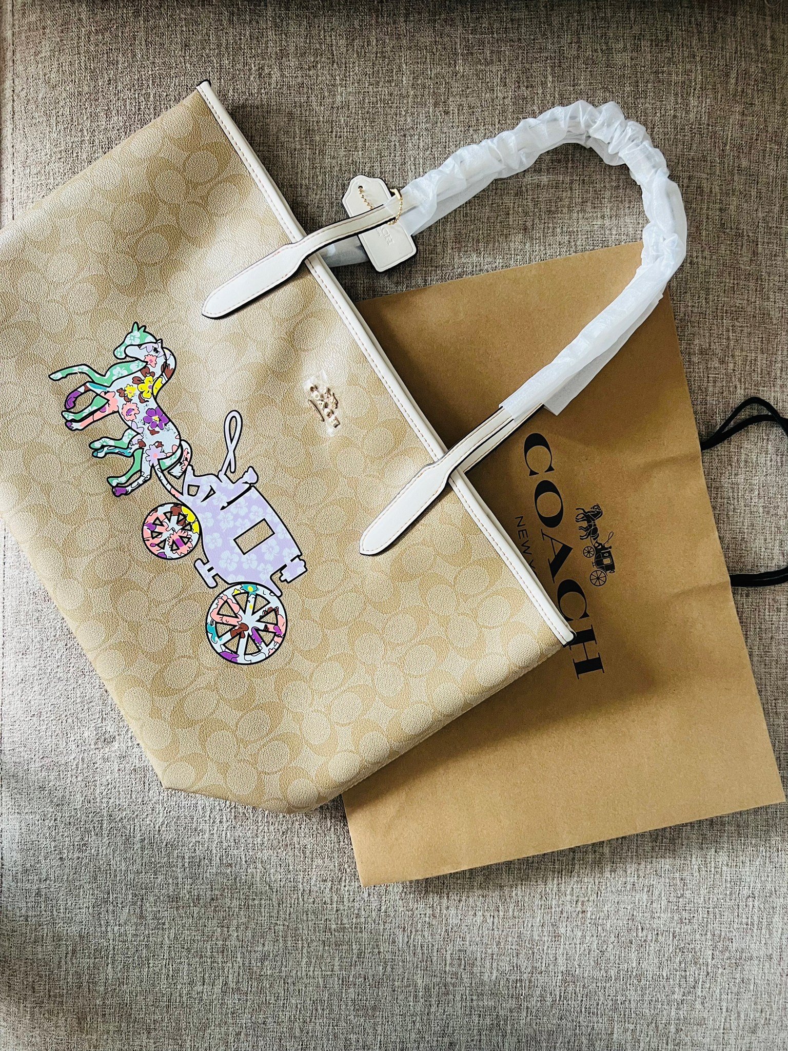 COACH CA607 CITY TOTE IN SIGNATURE CANVAS WITH HORSE AND CARRIAGE PATCHWORK GRAPHIC กระเป๋าทรงโท้ทใบใหญ่ คอลเลคชั่นใหม่ สวยโดดเด่นมากๆ น่ารักน่าใช้ไปอีกด้วยลวดลายซิกเนเจอร์โดดเด่น ใบนี้ใส่ของได้ของครบครัน จุได้แบบไม่ต้องกลัวเต็ม!! วัสดุหนังแคนวาสคุณภาพดี 