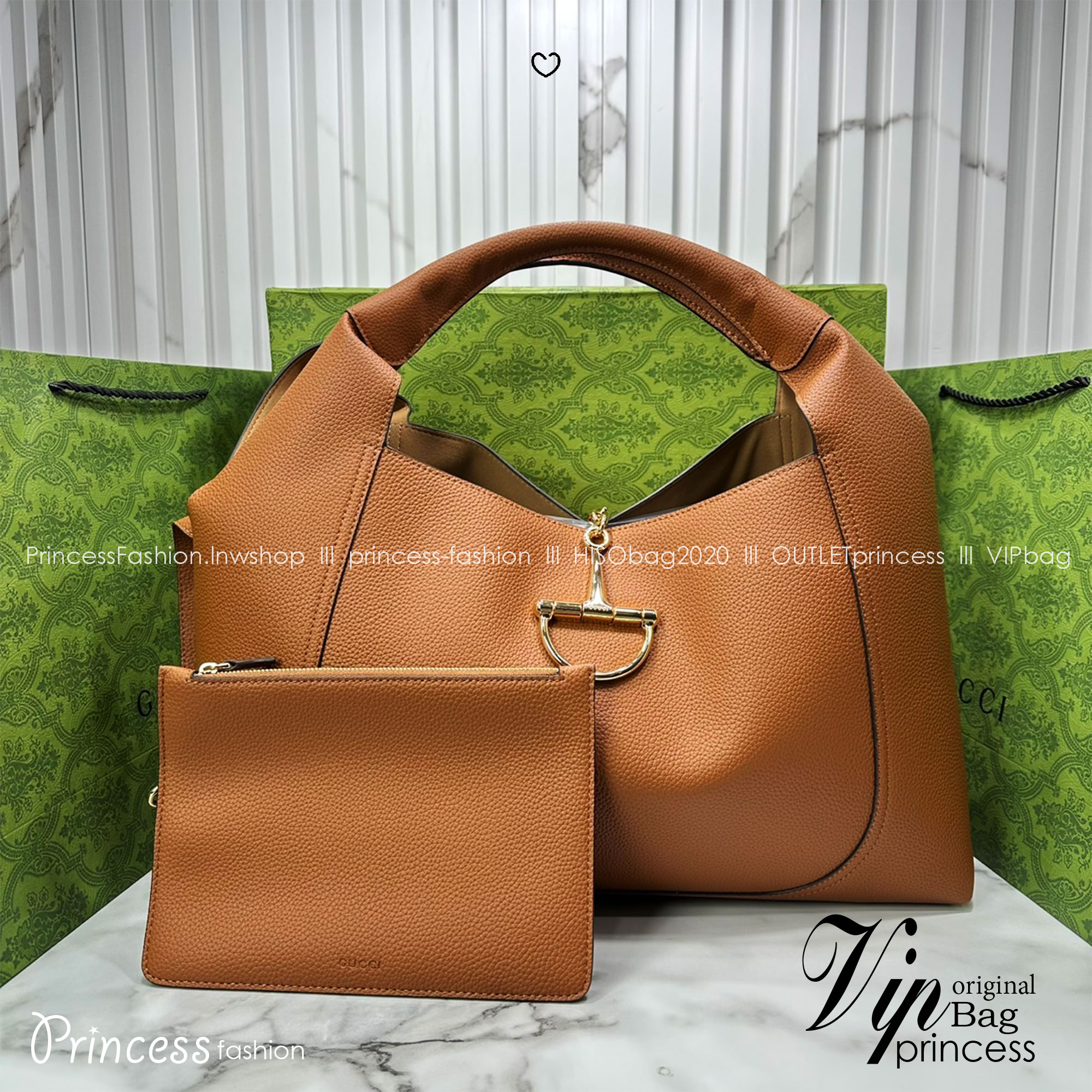 Gucci Softbit maxi shoulder bag โฉมใหม่ล่าสุด กับกระเป๋าสะพายรูปทรงใหม่เรียบหรูด้วยหนังลายเกรน ใบใหญ่จุใจพร้อมใบลูกเข้าเซ็ท ตกแต่งอะไหล่ Horsebit ครึ่งรูปขนาดใหญ่ด้านหน้าสวยหรูโดดเด่น สวยผู้ดี ดารา เซเลปใช้กันเพียบ