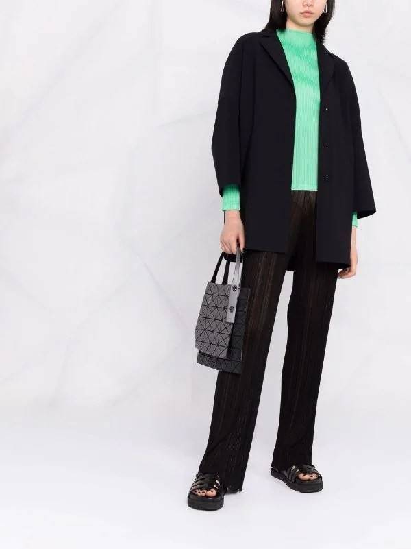 Baobao Issey Miyake Prism Kangaroo tote bag กระเป๋าถือทรงโท้ทที่ประดิษฐ์ขึ้นอย่างเชี่ยวชาญในญี่ปุ่น มาพร้อมแผงเรขาคณิตสำหรับการออกแบบที่ได้รับแรงบันดาลใจจากกระดาษพับ ซิลลูเอทอันเป็นเอกลักษณ์นี้ปิดท้ายด้วยสายรัดแบบอสมมาตร มีการพัฒนาโครงสร้างทรงสามเหลี่ยมเพ