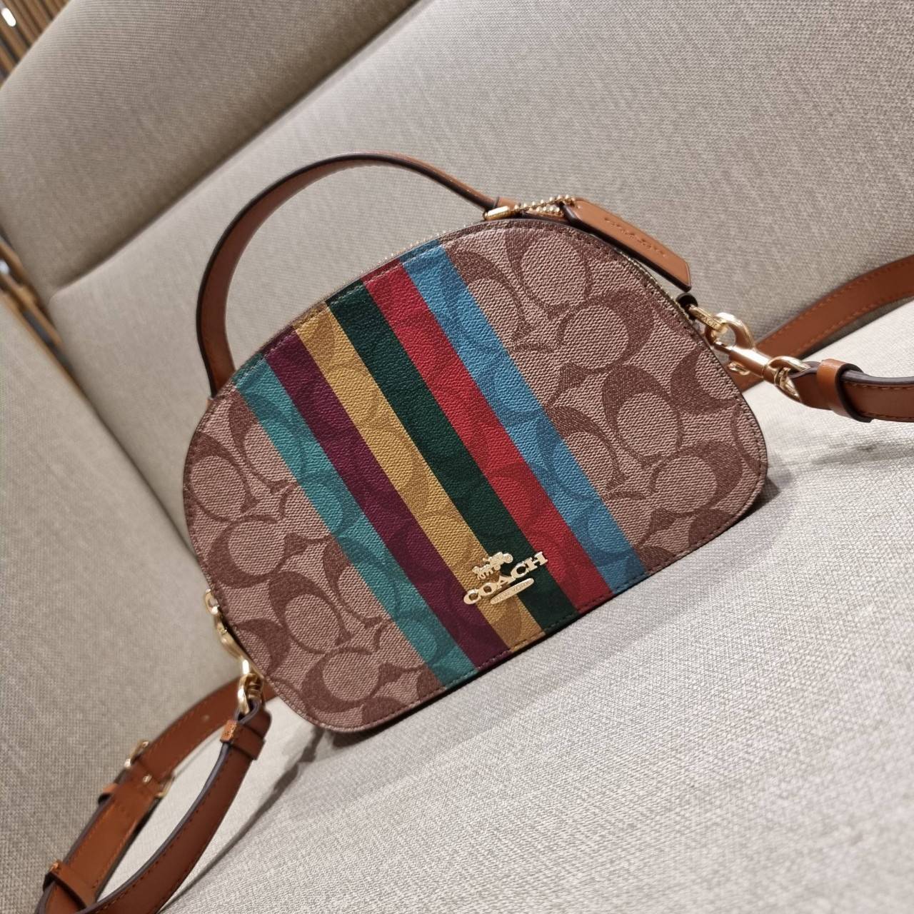 COACH C5642 SERENA SATCHEL IN SIGNATURE CANVAS WITH STRIPE ดีไซน์ stripe ที่แสนจะโดดเด่น กับคอลเลคชั่นยอดฮิต ที่ sold out ไปแล้วในหลายประเทศ!! กระเป๋าสะพายข้างทรงสวย ลุคผู้ดี วัสดุหนังแคนวาสสลับหนังแท้ เปิด-ปิดด้วยซิป 2 ช่องหลัก ภายในเป็นช่องโล่ง เก็บของไ