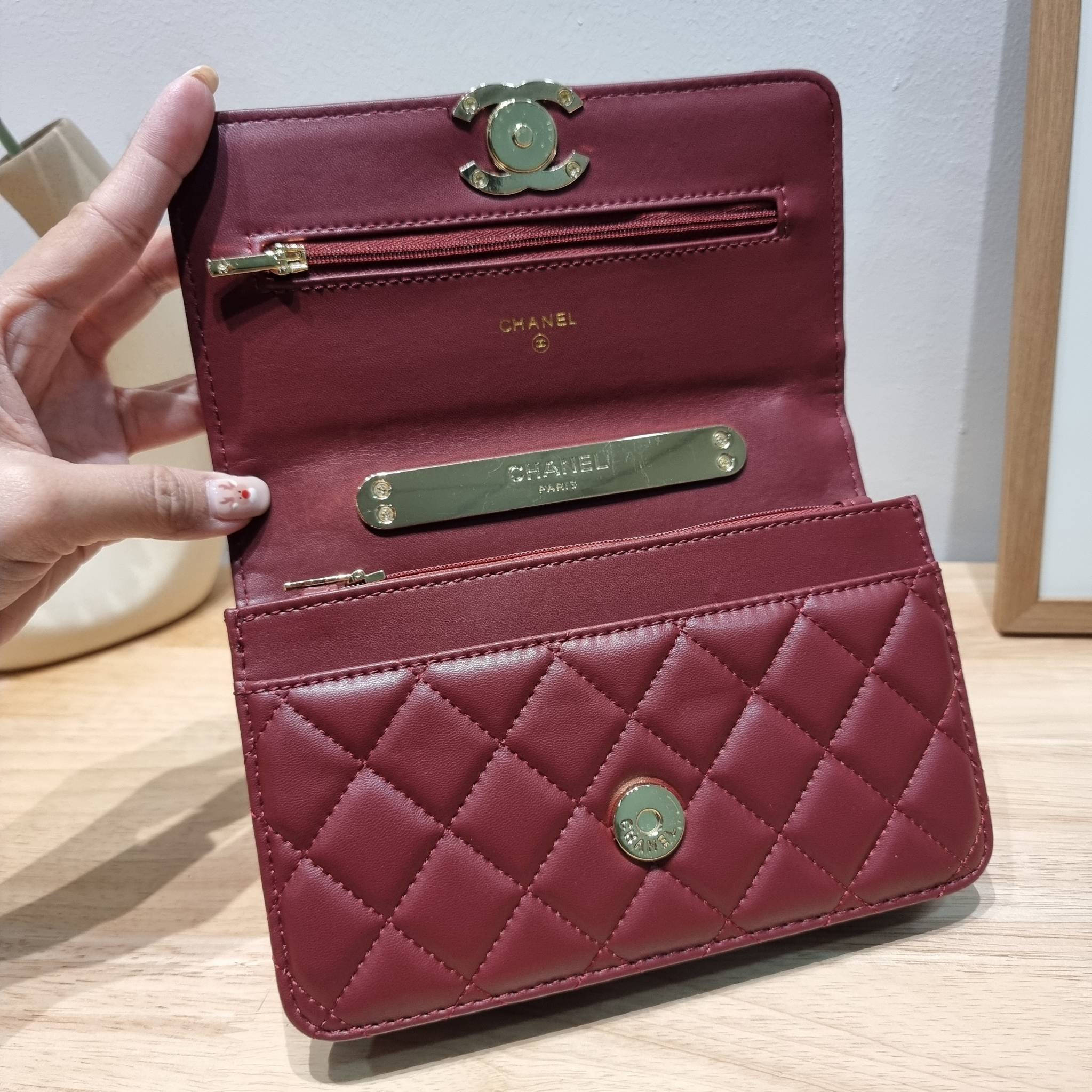 CHANEL woc with top handle black / CHANEL WALLET ON CHAIN กระเป๋าสะพายข้างไซส์กำลังดี สวยหรู ดีไซน์คลาสสิคผสานกิมมิคประจำแบรนด์ ทำให้ไอเท็มนี้เพิ่มมูลค่าขึ้นไปอีก สร้างสรรค์ตัวกระเป๋าด้วยหนังแกะ สัมผัสสบายมือ ใช้งานสะดวกด้วยกระดุมแม่เหล็ก ภายในกระเป๋าแบ่ง