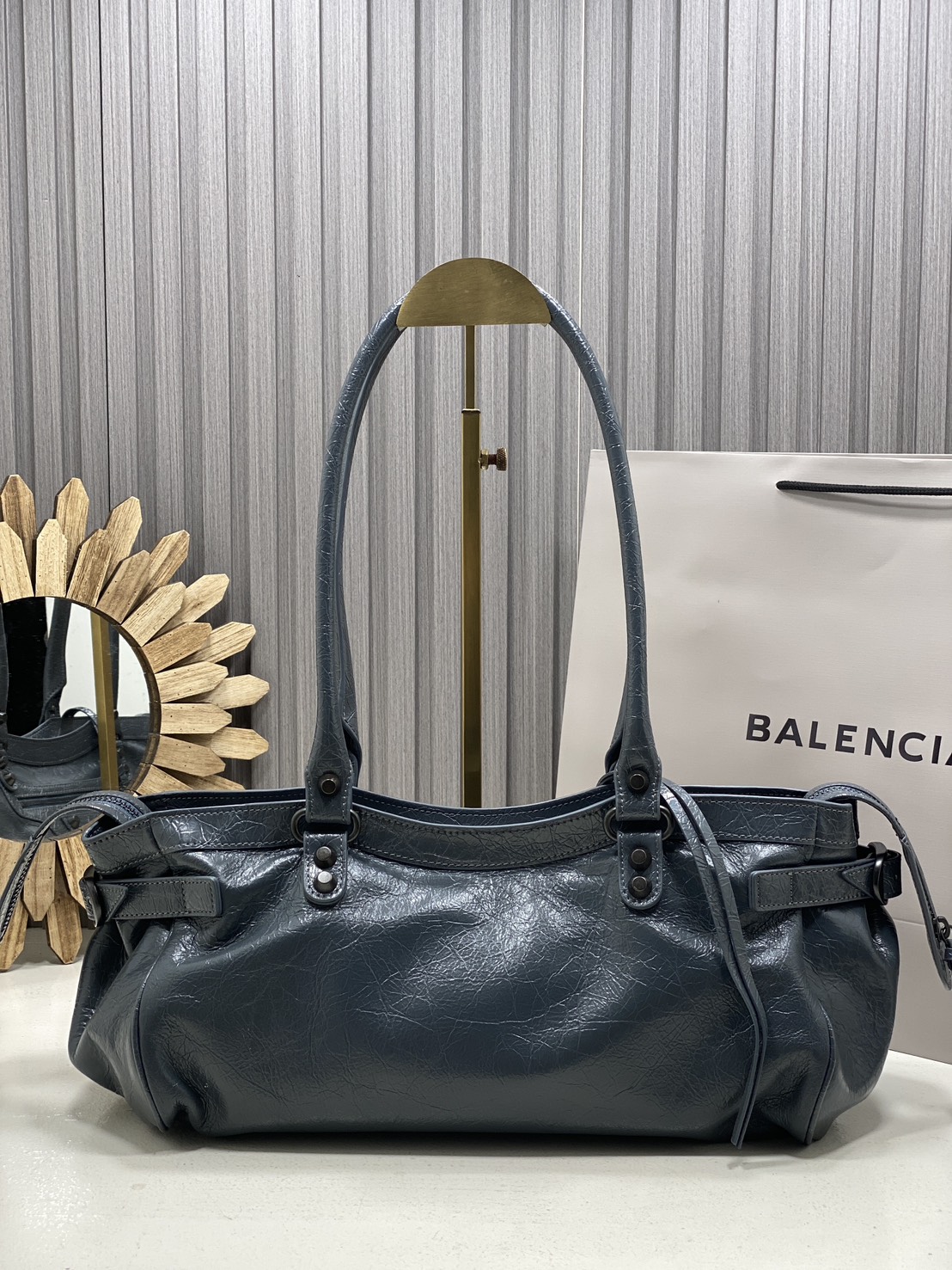 ORI หนังแท้ | Balenciaga Le City Bag East-west Bag กระเป๋าถือ/สะพายข้างทรงยาวดีไซน์โดดเด่นสวยเท่ล้ำสมัย ที่สุดแห่งความไอคอนิกไม่เหมือนใคร มีกิมมิคและลูกเล่นแพรวพราว