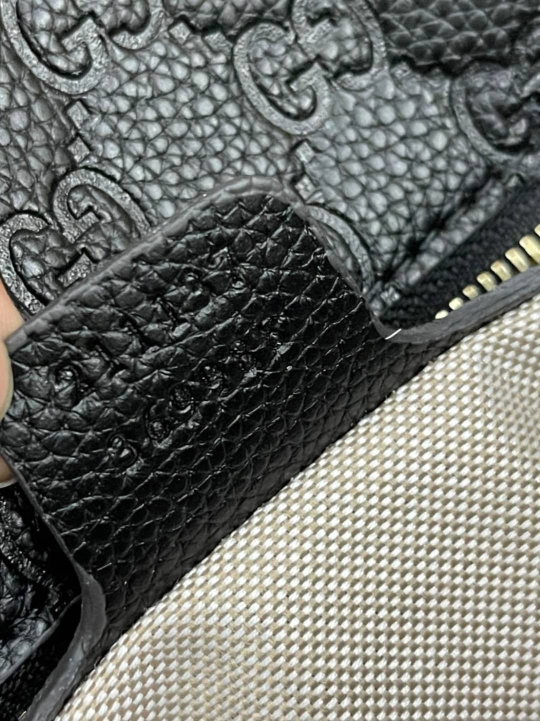 หนังแท้ Gucci GG Supreme black tote Shopping Bag กระเป๋าทรง neverfull ยอดฮิต รุ่นนี้ใช้หนังเยอะมาก คุ้มสุด งานหนังแท้เมื่อกระทบแสงขึ้นเงาสวยมากๆ ค่ะ สวยหรู จุของได้เยอะ ภายในโล่งกว้าง limited ที่สุด ไม่ควรพลาดเลยค่าาา