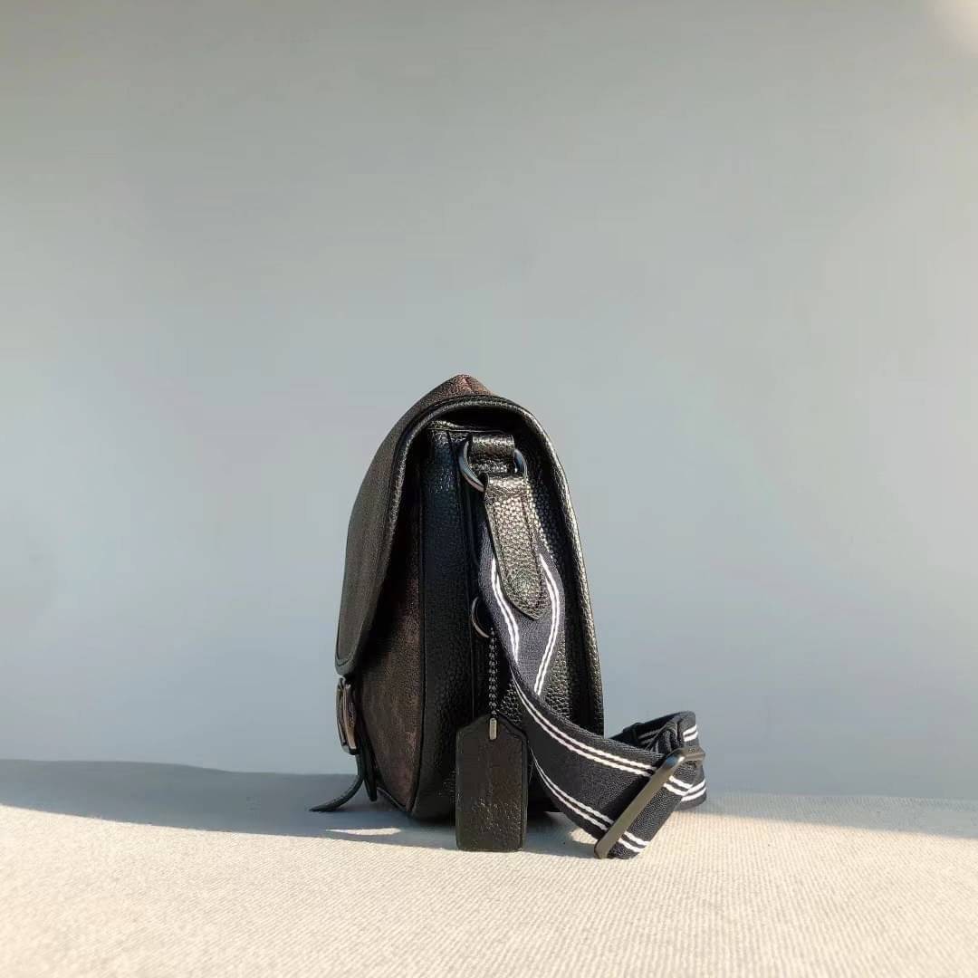 OUTLET 】COACH HITCH CROSSBODY WITH HORSE AND CARRIAGE PRINT พร้อมส่งที่ไทย