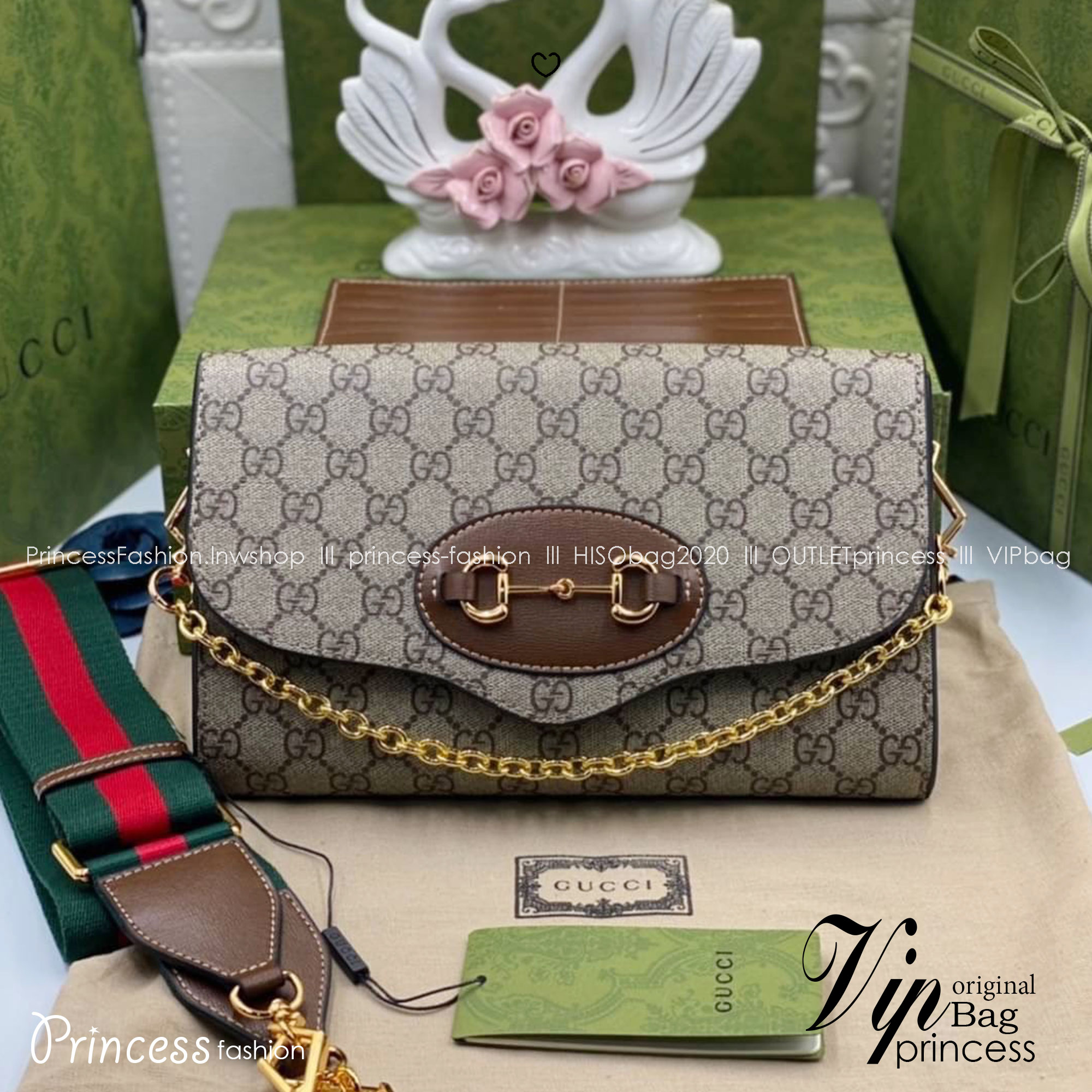 GUCCI Horsebit GG Supreme Monogram Crossbody Bag 26cm กระเป๋าทรงสี่เหลี่ยมผืนผ้าไซส์กำลังน่ารัก ใช้งานได้คล่องแคล่ว ลวดลาย GG Monogram มองกี่รอบก็สวยคลาสสิกไม่มีเบื่อ