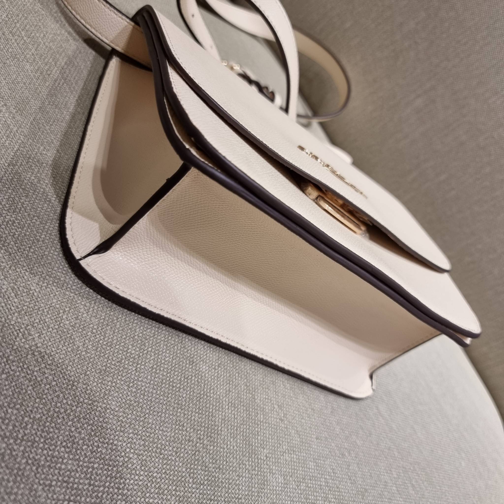 COACH C5632 BRYNN FLAP CROSSBODY แซ่บที่สุด ใหม่ที่สุด!! คอลเลคชั่นใหม่!! มองยังไงก็หลงรักละสายตาไม่ไหว กระเป๋าสะพายข้างลุคไฮน์ ที่ดีไซน์ออกมาได้ปัง และดูแพงมากๆ ด้วยดีเทลคลาสสิค รูปทรงใช้งานง่าย เรียบๆแต่มีดีเทล วัสดุหนัง crossgrain สวยคม!!! เปิด-ปิดด้วย