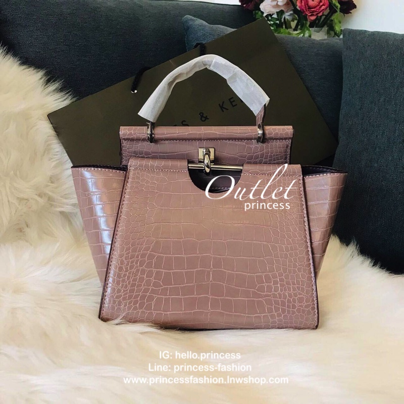 CHARLES & KEITH CROC-EFFECT TRAPEZE BAG กระเป๋าสะพายรุ่นใหม่ล่าสุด วัสดุหนังเรียบเงาสวย นิ่ม น้ำหนักเบา อะไหล่เงิน เปิดปิดกระเป๋าแบบกดล็อก ด้านในโล่งกว้างมีช่องซิปสำหรับใส่ของ ใส่กระเป๋าสตางค์ใบยาว Iphone+ได้ทุกรุ่น มาพร้อมสายสะพายยาวถอด-ปรับได้ฟรีไซร์ จน