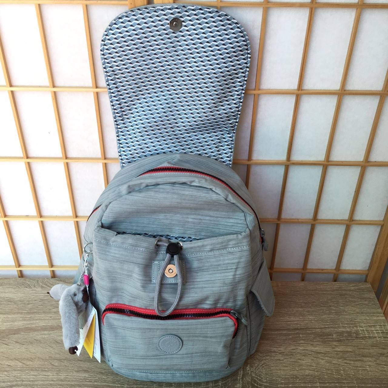 Kipling City Pack S K14275 Kipling มาพร้อมดีไซน์ทันสมัย สนุกสนาน ใช้งานได้อย่างคล่องตัว ด้วยสีและลายสุดคลาสสิก โดดเด่นด้วยพื้นที่ภายในและช่องต่างๆ ที่ให้คุณจัดเก็บของสำคัญได้ครบถ้วน