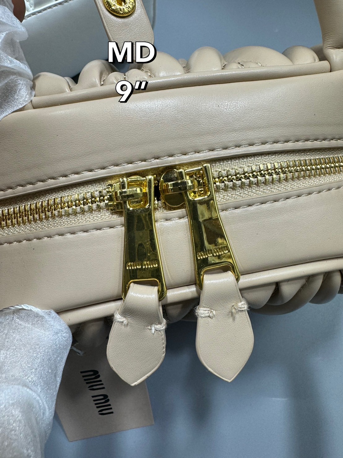 MIU MIU Dumplings leather bag กระเป๋าถือ/สะพายสุดชิค ดีไซน์เพิ่มดีเทล ด้วยการเดินด้ายเป็นเอกลักษณ์ สวยดูแพง ดีไซน์เรียบแต่มากมีอยู่จริง สวยดูแพง แมทชุดได้ง่ายสุด มินิมอลมินิใจ หูจับในตัวง่ายและสะดวกพกพา