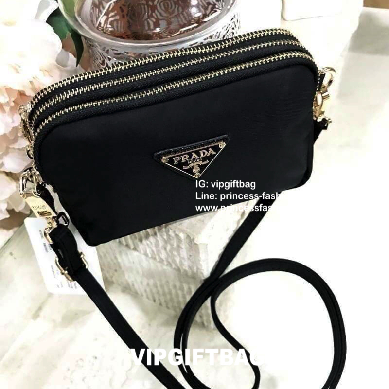 PRADA CROSSBODY BAG WITH ZIP GIFT WITH PURCHASE (GWP) กระเป๋าสะพายพรีเมี่ยมกิ้ฟ Limited Edition จากเคาน์เตอร์แบรนด์ดีไซน์เรียบหรูดูดี วัสดุ Nylon & Polyester 100% เนื้อหนาคุณภาพดีตามแบบฉบับของแบรนด์ ด้านหน้าประดับโลโก้มีช่องแบ่ง3ช่องเป็นสัดส่วนเปิดปิดด้วย
