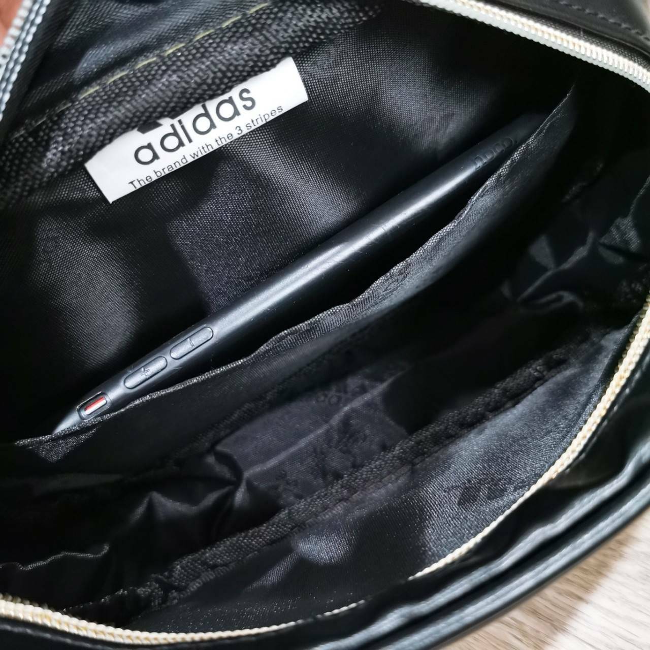 Adidas Factory Mini Waist Bag กระเป๋าสะพายสไตล์สปอร์ตแบบคาดเอวหรือคาดอกดีไซน์สุดฮิตใช้ได้ทั้งชายและหญิง วัสดุหนังเรียบแบบนิ่มกันน้ำอยู่ทรงทำความสะอาดง่าย ขนาดกำลังดี น้ำหนักเบา ด้านหน้ามีโลโก้แบรนด์ เปิดปิดด้วยซิปสะดวกใช้ หัวซิปปั้มแบรนด์สายสะพายเลื่อนปรั