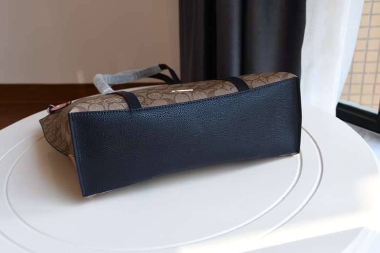 COACH 2319 MAY TOTE IN COLORBLOCK SIGNATURE CANVAS กระเป๋าโท้ท ดีไซน์ใหม่ล่าสุด!! 💕💕 เก๋ตรงปากกระเป๋า คล้ายกระเป๋าซ้อนในตัว สีตัดกับตัวกระเป๋าได้อย่างลงตัว ทรงสวย ใบใหญ่ใส่ของได้เยอะ เปิด-ปิดด้วยซิป รูดใช้งานง่าย ภายในโล่งกว้าง ด้านหลังมีช