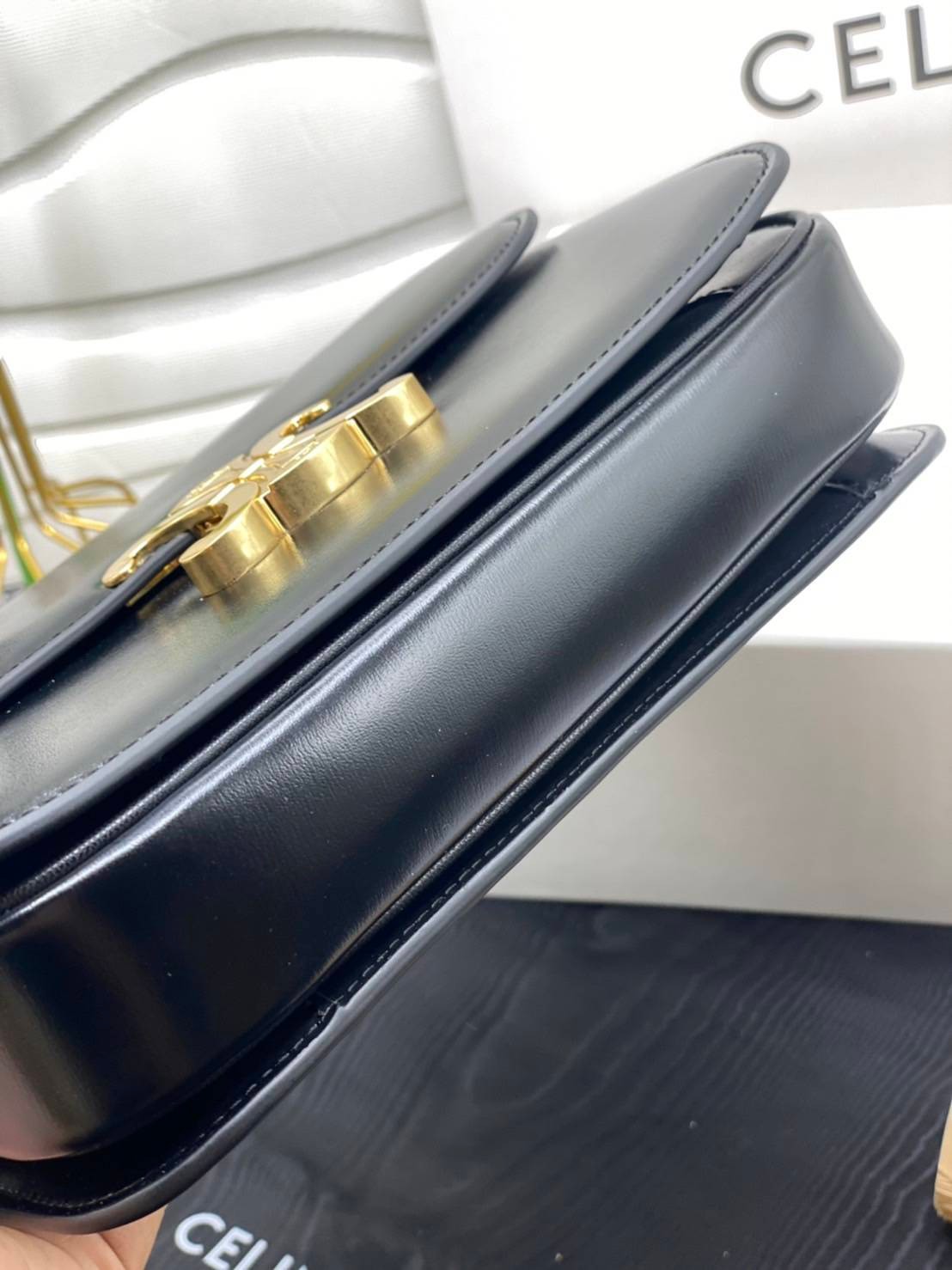 หนังแท้ CELINE TRIOMPHE CROSSBODY BAG ดีไซน์ยอดนิยมสไตล์สาว LISA ทรงสี่เหลี่ยมหนังสวยหรูอยู่ทรงเปิดปิดด้วยฝาปิดโลโก้แบรนด์อะไหล่ทอง ภายในมีช่องหลัก ช่องย่อย และช่องซิป สามารถใส่มือถือของใช้จุกจิกได้เยอะ มาพร้อมสายสะพายหนังยาวปรับระดับได้ จะสะพายไหล่ CROSS