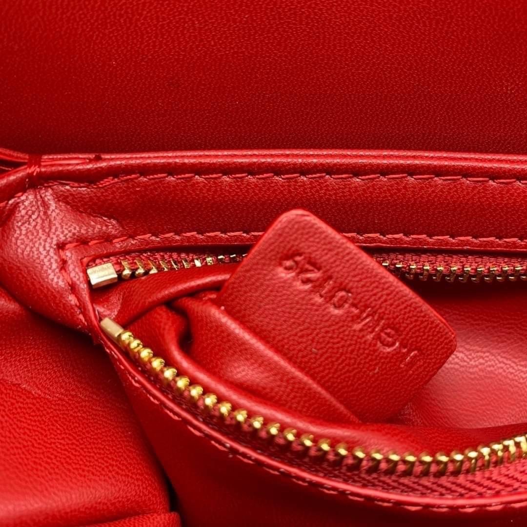 TEEN 18cm : CELINE TEEN TRIOMPHE BAG IN SHINY CALFSKIN / Celine Triomphe Bag / Celine Bag พร้อมส่ง 7 สี เกรดออริ 1:1 กระเป๋าแบรนด์หรูที่ควรมีแห่งปี รูปทรงสี่เหลี่ยมรุ่นฮอตฮิตของเหล่าดาราและเซเลบทั้งหลาย ดีไซต์เรียบหรู