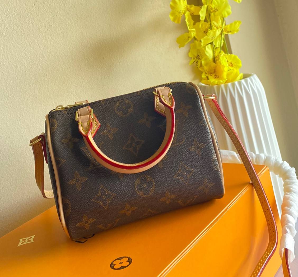 VIP GIFT 】LOUIS VUITTON NANO SPEEDY พร้อมส่งความน่ารักค่ะ! กระเป๋าทรงหมอนไซด์มินิ หนังแกะแท้นิ่มสวยงามค่ะ เปิดปิดกระเป๋าแบบซิป ภายในสามารถใส่มือถือได้ กระเป๋าเงินใบกลางได้ พาสปอร์ตได้ค่ะ