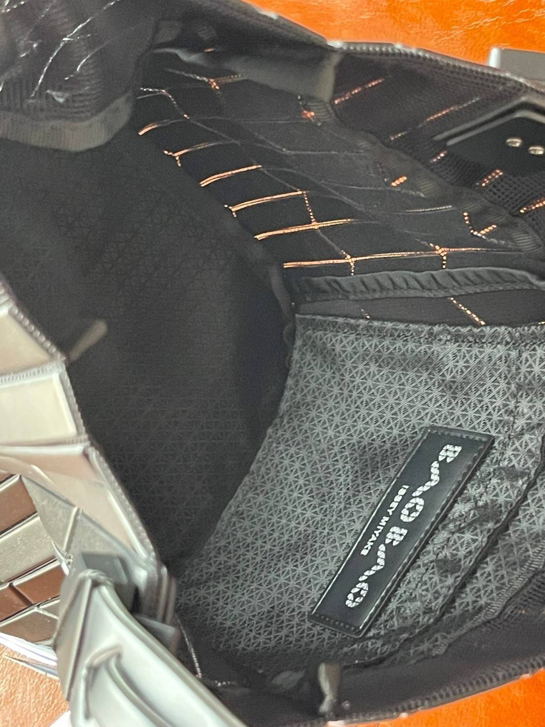 Large : Baobao Issey Miyake Large Bucket กระเป๋าบัคเก็ตขนาดใหญ่สามารถใช้ใส่ร่มพับได้หรือขวดน้ำขนาดเล็กได้ ซีรีย์ใหม่นี้มีจุดเด่นที่แผ่นรูปทรงสี่เหลี่ยมด้านขนานในแนวตั้ง เกิดเป็นรูปทรงสามมิติซึ่งแตกต่างไปจากรูปทรงที่เกิดขึ้นจากแผ่นสามเหลี่ยม หูหิ้วสามารถขย