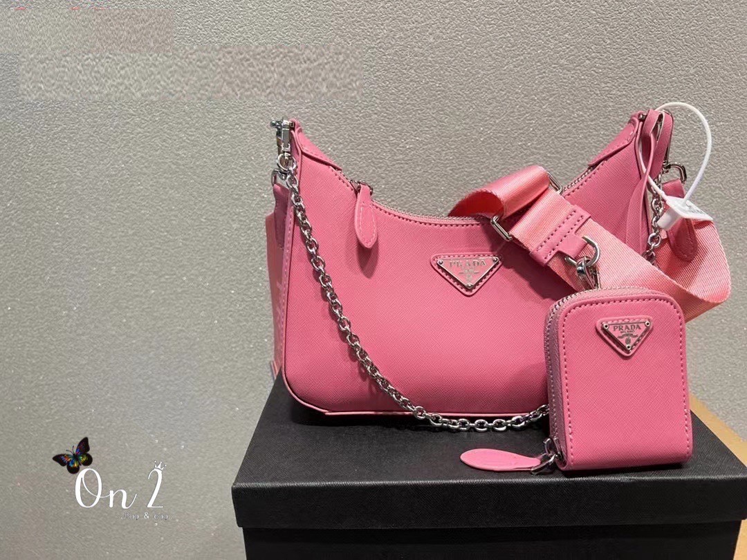 Prada Re-Edition 2005 Saffiano leather bag / PRADA COLLECTION SS22 🔥 HOTS ITEM มาเเรงสุดตอนนี้ น่ารักมากๆ สีพาสเทล สีสายฝอ มาแบบจัดเต็มมาก ถือเกร๋ๆคาเฟ่ต้องลงเเล้วล่ะเเม่ หรูหราเลยค่า ปังสุดดด