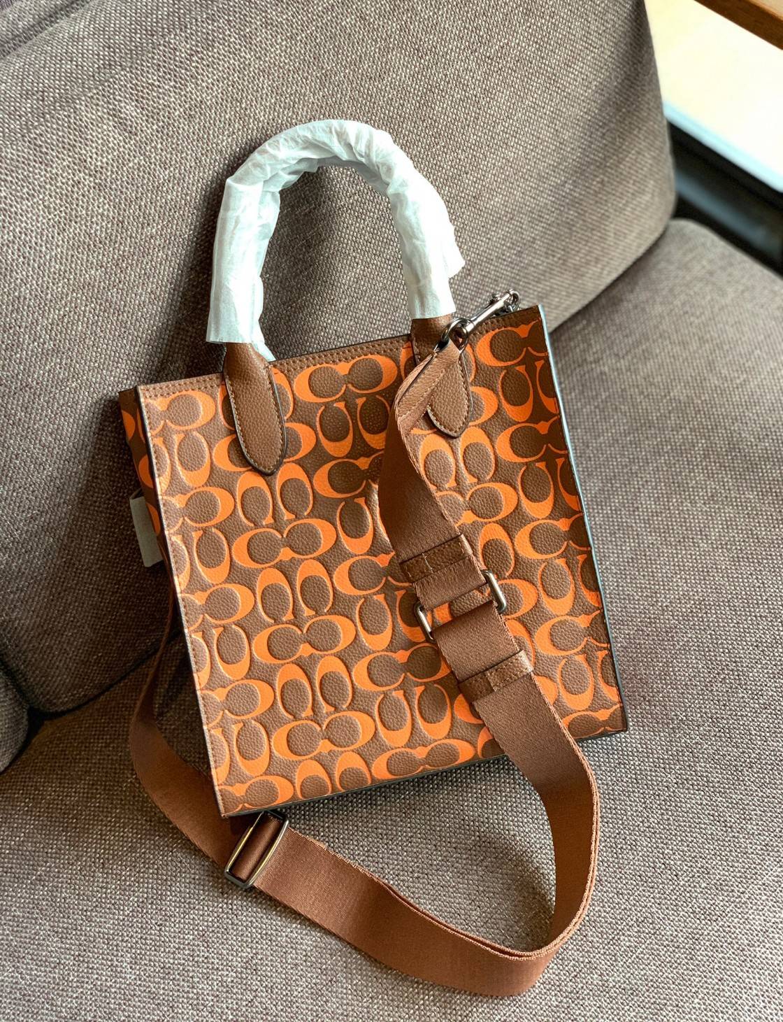 COACH COLORFUL GOTHAM TOTE SIGNATURE ((CA814)) รุ่นนี้ใช้ได้ทั้งผู้ชายและผู้หญิง ขนาดกลางๆกำลังสวยเลยค่ะ ใหม่ล่าสุด ก่อนใคร! กับกระเป๋าที่รังสรรค์สีออกมาได้สดใส เรียกได้ว่าจัดเต็มในเรื่องสีมีเดียวค่ะ หนังแท้ ลายหนังสวย บวกกับโลโก้แบรนด์ทั้งใบที่ลงลายสีได้