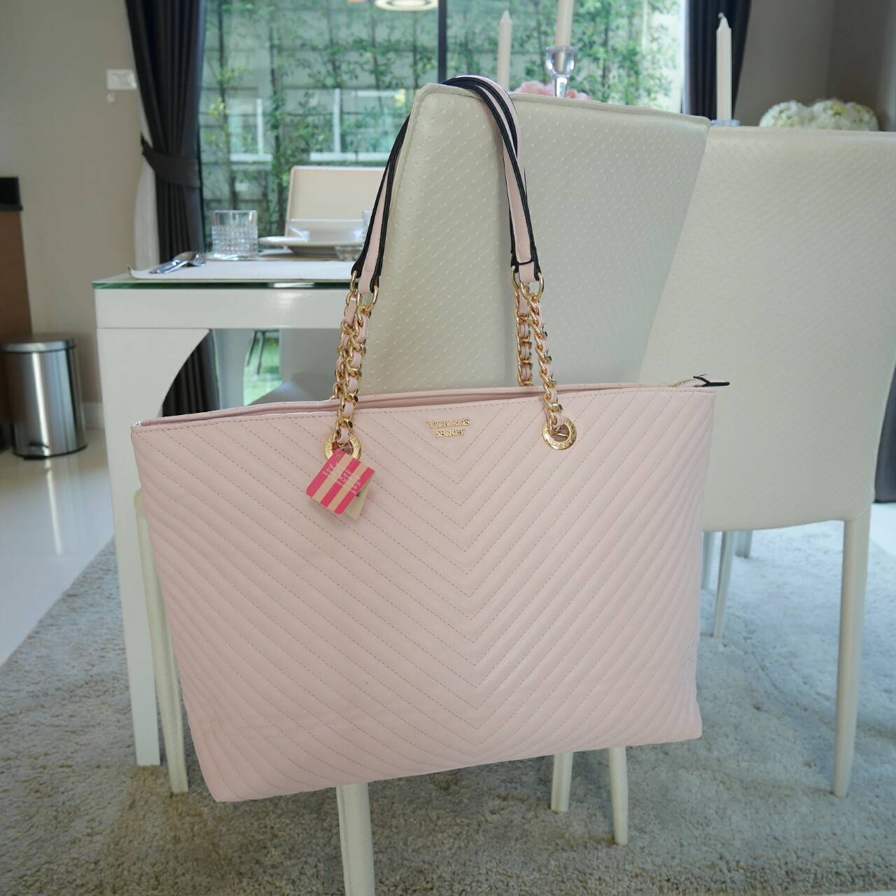 Victoria's Secret Shoulder Bag กระเป๋าสะพายทรงหรูจาก Victoria's Secret หนัง PU หนา รับน้ำหนักได้เยอะ เปิดปิดด้วยซิป ด้านหน้าประดับตัวอักษร VS ภายในมีช่องซิปและช่องใส่ของ จุได้เยอะค่ะ ใส่เอกสาร A4 หนังสือ ipad ได้สบาย เป็นอีกหนึ่งรุ่นเเนะนำที่สาว