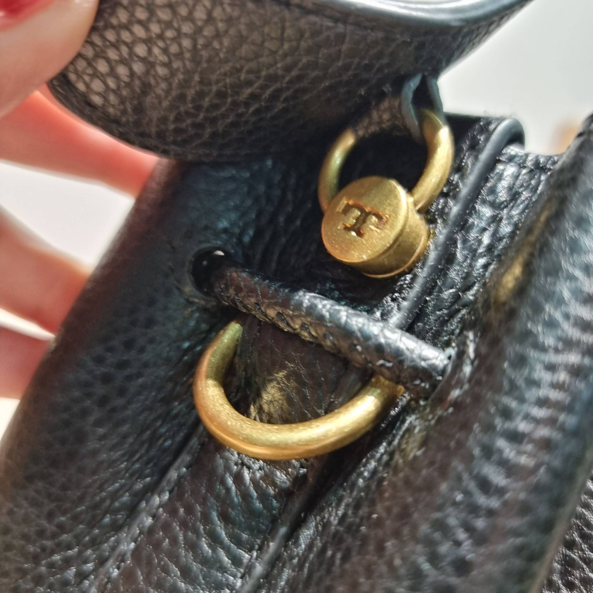 TORY BURCH MILLER BUCKET BAG / Tory Burch Bag รุ่นยอดนิยม สวยหรู ดูผู้ดี กับกระเป๋าสะพายบัคเก็ตใบใหญ่ โดดเด่นด้วยโลโก้สีทอง รูปทรงคลาสสิค ใช้งานง่ายด้วยหนังรูด