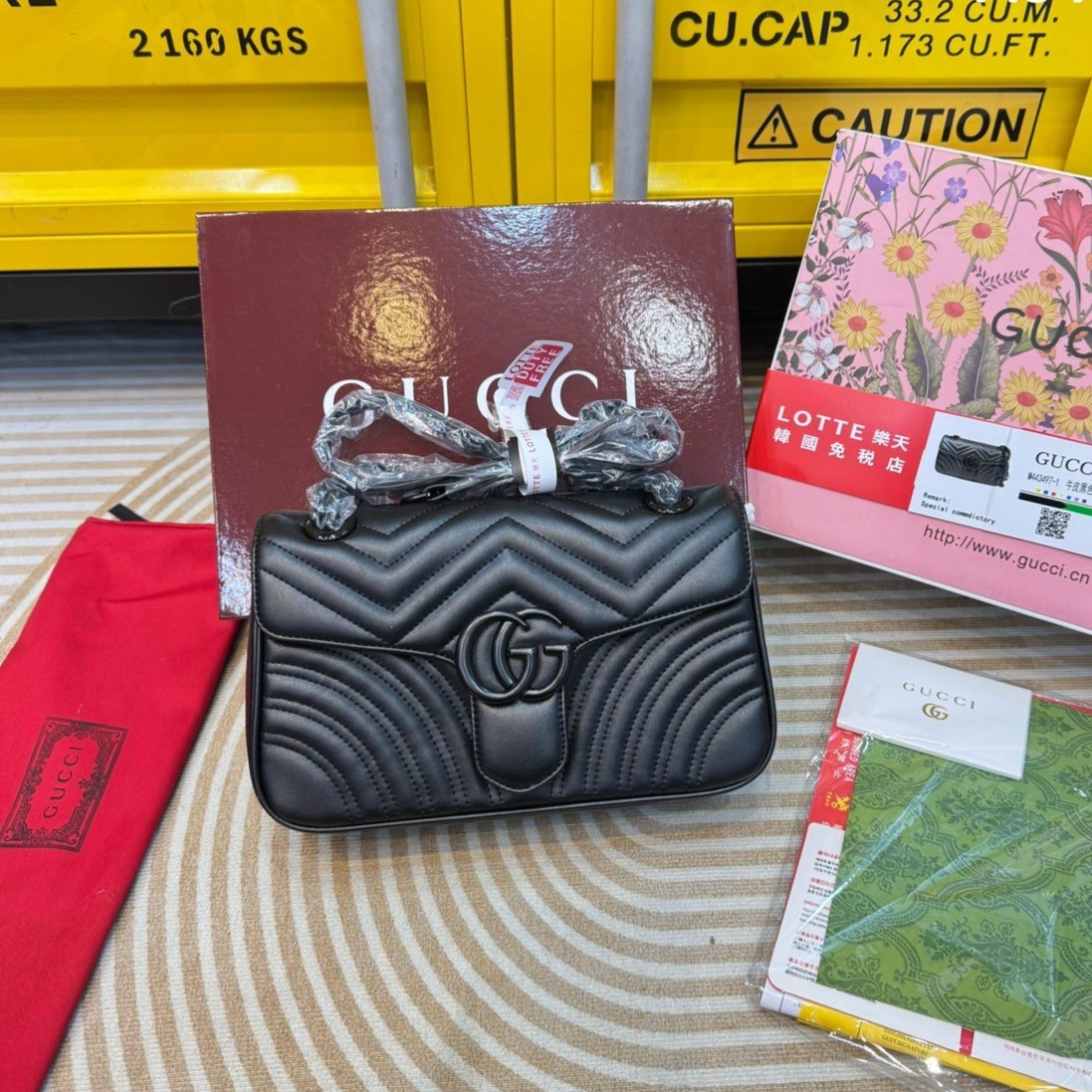 GUCCI GG Marmont medium shoulder bag 🖤 กระเป๋าสะพายข้างรุ่นคลาสสิค ดีไซน์ใหม่ อะไหล่ดำ สะพายขับผิว ดูแพง อัพลุคได้สบายๆ เปิด-ปิดด้วยตัวกดล็อคแน่นหนา ด้านหลังดีไซน์รูปหัวใจ