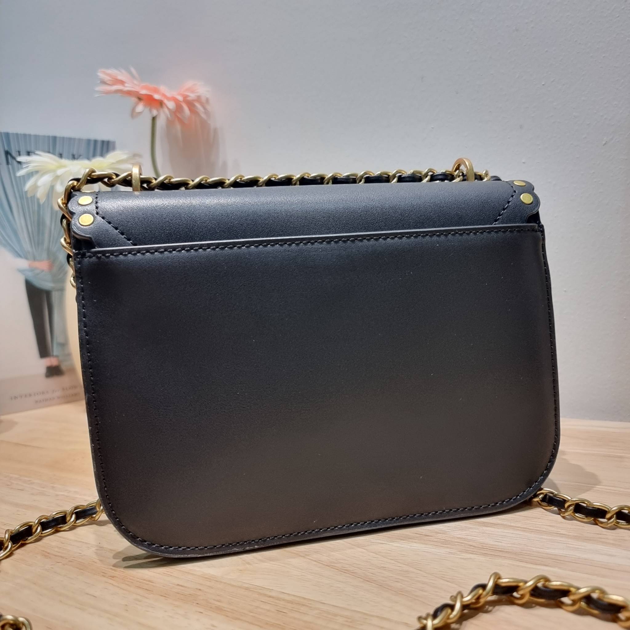 TORY BURCH BRITTEN STUDDED CROSSBODY BAG / Tory Britten Small Adjustable Shoulder Bag คอลเลคชั่นผู้ดี ดีไซน์ใหม่ล่าสุด กระเป๋าสะพายตัวท็อป ที่ตกแต่งด้วยโลโก้และหมุดสวยงาม เพิ่มดีเทลเป็นกิมมิคไม่ซ้ำใคร สายสะพายก็เลิศ