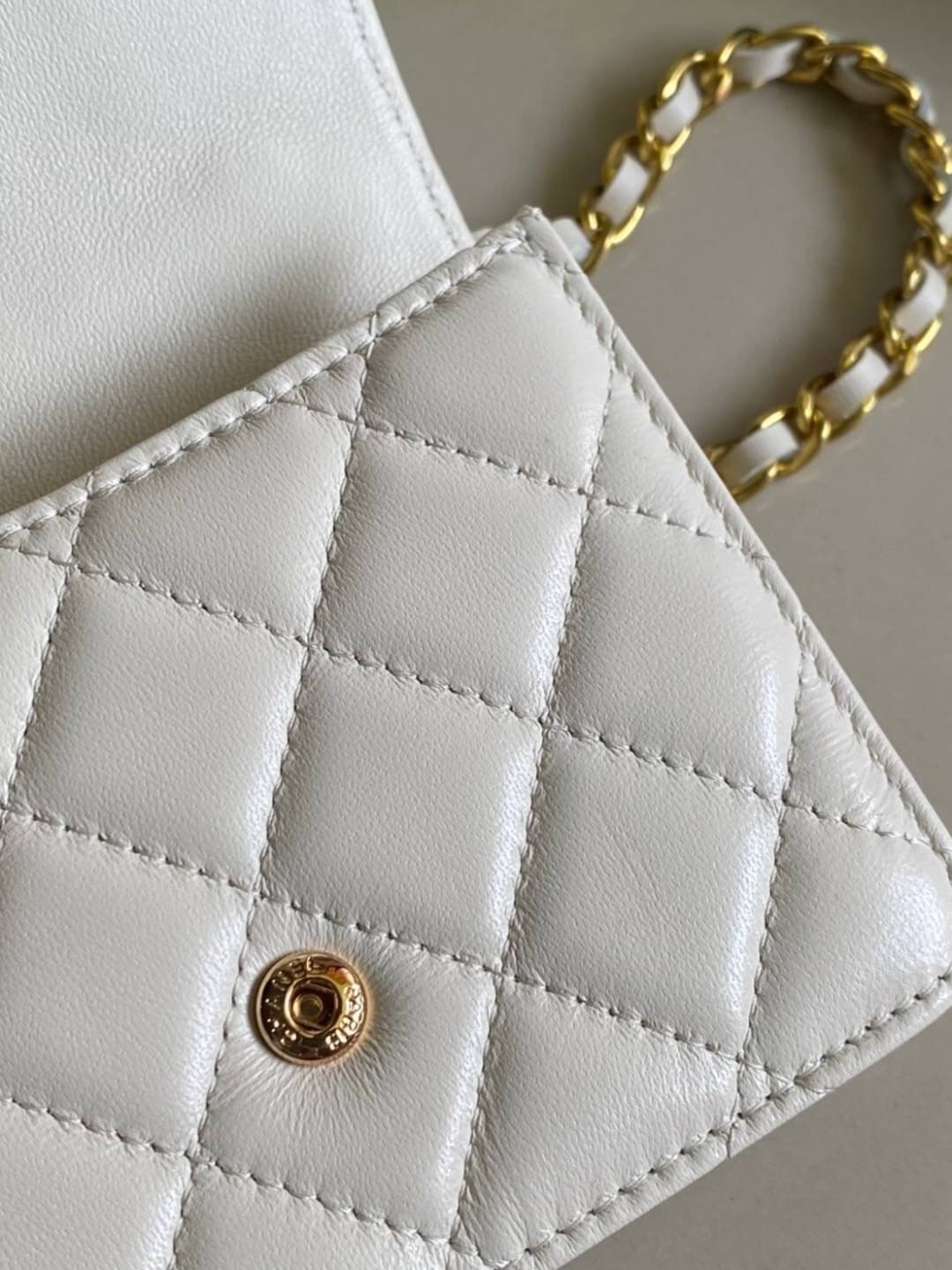 หนังแท้ VIP GIFT CHANEL MINI BLACK BAG รุ่นยอดนิยมไอเท็มฮิตวัสดุหนังแท้เรียบสวยคลาสสิคเปิดปิดด้วยฝาปิดกระดุมด้านหน้ามีโลโก้แบรนด์อะไหล่ทองสวยหรูดูดีมากกกก มาพร้อมสายโซ่ทองร้อยหนังจะสะพายไหล่ หรือ Crossbody ก็ดูดี ภายในโล่งกว้าง ตัวจริงสวยน่าใช้ Chanel min