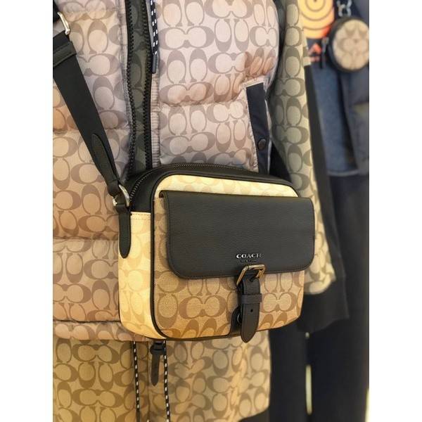 COACH C6080 HUDSON CROSSBODY IN BLOCKED SIGNATURE CANVAS ยกความคูลมาให้หนุ่มๆถึงที่!! ไอเท็มเด็ดหายาก กระเป๋าสะพายข้างดีไซน์ตัดสี เท่ไม่ซ้ำ วัสดุหนังแคนวาสสลับหนัง pepble ทนทาน ใช้งานง่าย ด้วยฝาปิดแบบกระดุมแม่เหล็กด้านหน้า และซิปที่ช่องหลัก ใช้ของได้เลยแบ
