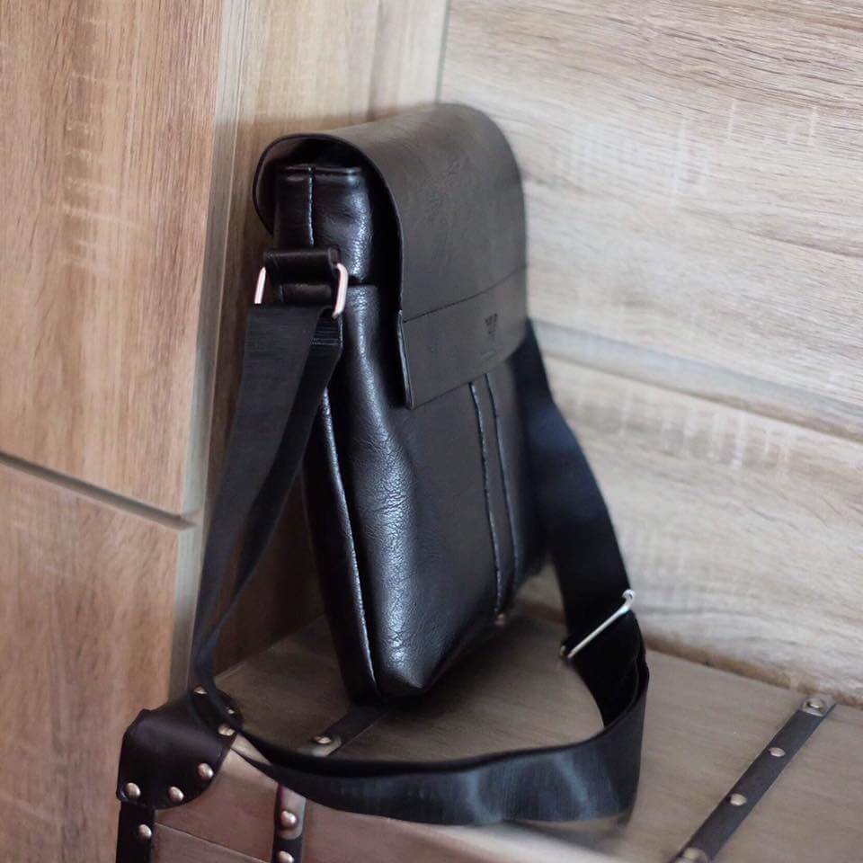 เอาใจหนุ่มๆบ้างค่า สำหรับ messenger bag หนังดี มากๆเลยน้า ลายหนังชัดสวย ใบนี้จากแบรนด์ ดัง Giorgio Armani ตัวกระเป๋าขนาดกำลังดีเลยคะ สีดำ คลาสสิค มีช่องแบ่งเก็บของหลายช่องเป็นสัดส่วนมากๆคะ น้ำหนักเบา จุของคุ้ม สายยาว ปรับได้ free size สามารถสะพาย cross bo