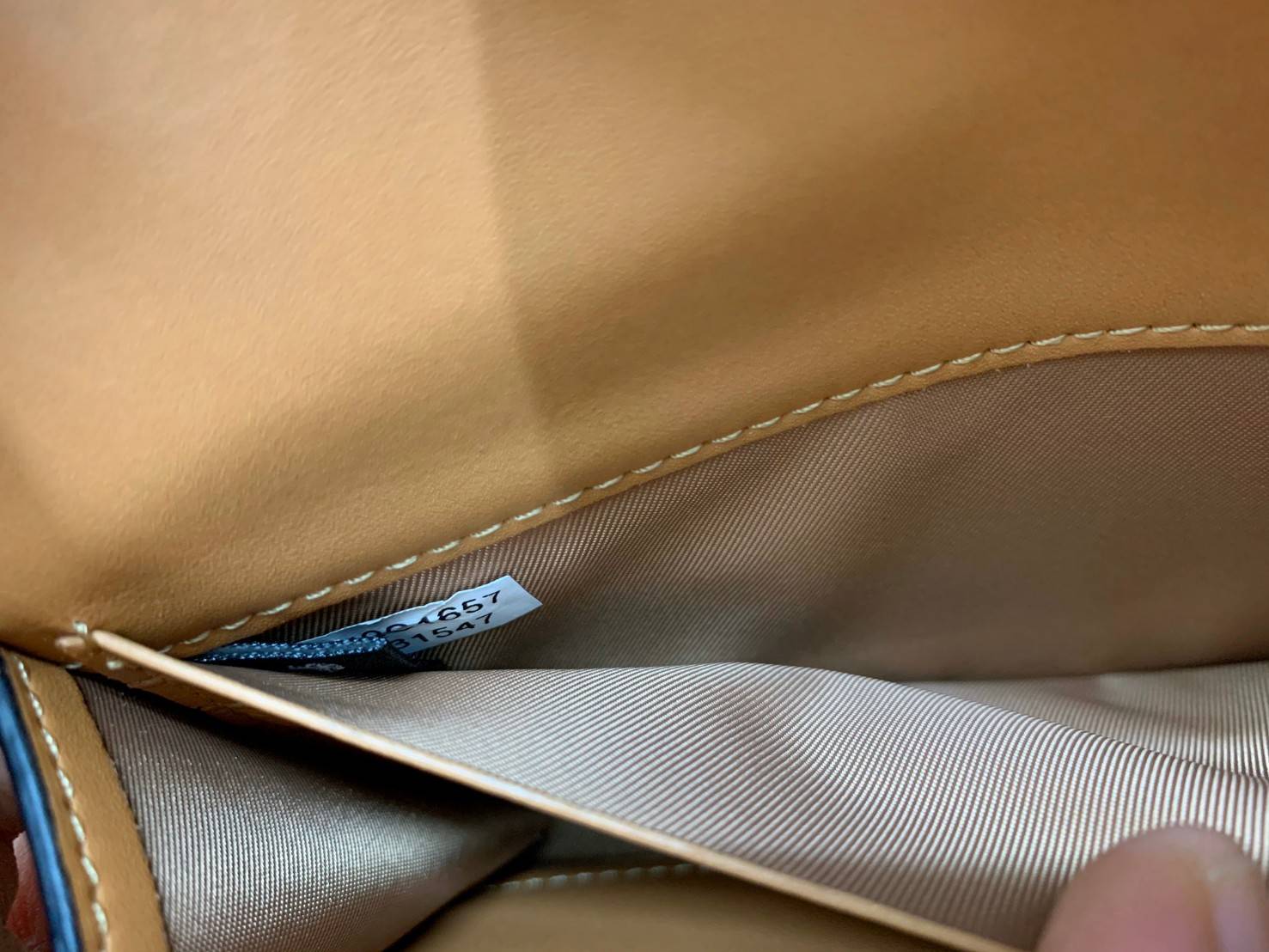 COACH SOFT WALLET BAG กระเป๋าสตางค์ใบยาว หนังชั้นแรก ลายcผสมหนังเรียบ แบบซองจดหมาย ฝาปิดเปิดแบบกระดุม มีช่องด้านหน้าหนึ่งช่อง ช่องใส่ธนบัตรตามยาวหนึ่งช่อง และช่องเสียบัตรต่างๆได้8ช่องค่ะ ด้านหลังเป็นช่องซิปยาวสำหรับใส่เหรียญนะคะ ใบขนาดพอดีมือ สีทูโทนน่าใช