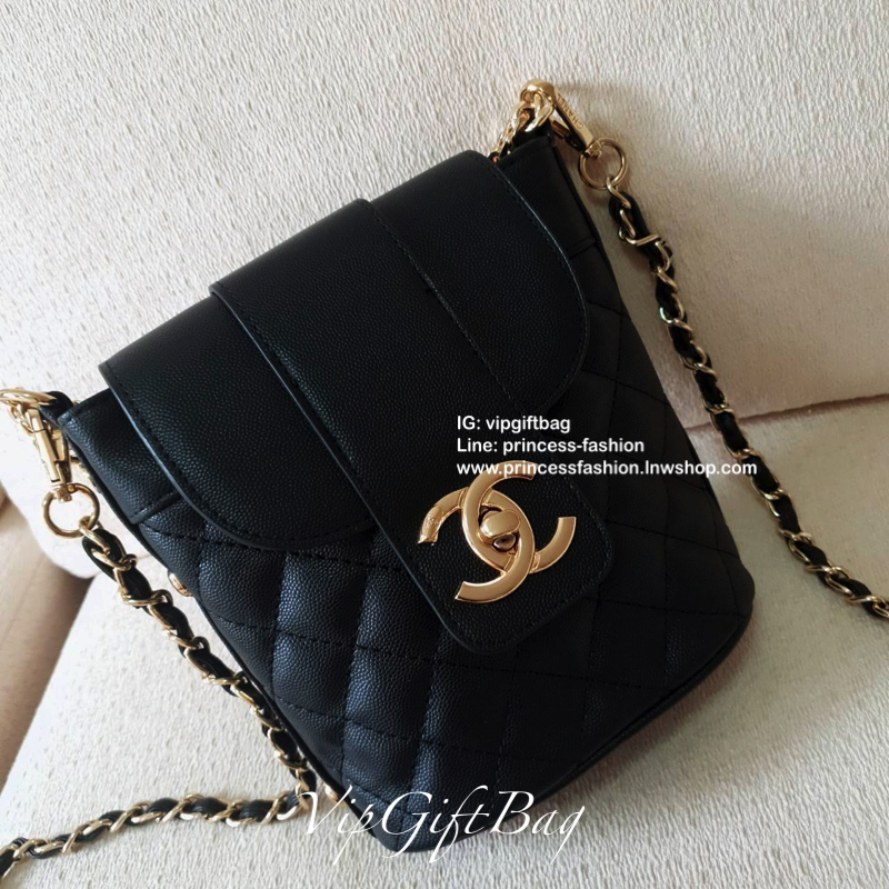 รุ่นใหม่ล่าสุด ตามคำเรียกร้อง!! **สวยหรูคลาสสิค CHANEL VIP GIFT CROSSBODY BAG งาน CHANEL VIP GIFT ของแท้ 100% จากเคาเตอร์แบรนด์ CHANEL ทรงสวย ขนาดกำลังดี วัสดุหนัง CAVIER เปิดปิดด้วยกระดุมหน้าแบบบิดปลอดภัยหายห่วง ด้านในมีซิปอีกชั้น อะไหล่ทอง หัวซิปปั้มแบร