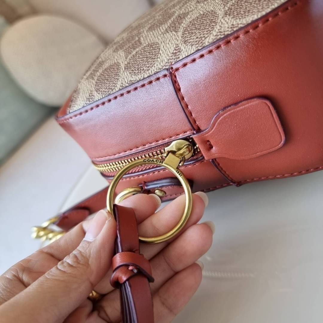 COACH 31208 CAMERA BAG IN SIGNATURE CANVAS รุ่นหายาก กระเป๋า crossbody ทรงกล่องสวยหรู ดีไซน์ลงตัว สีแทนรัสท์โดดเด่น วัสดุหนังแคนวาสเคลือบลาย ตัดด้วยอะไหล่ทองเหลือง สวยเข้ากันสุดๆ!! เปิด-ปิดกระเป๋าด้วยซิปพวงหนัง ภายในโล่งกว้าง ใส่ของสำคัญได้ครบ ใบนี้ใบเดีย