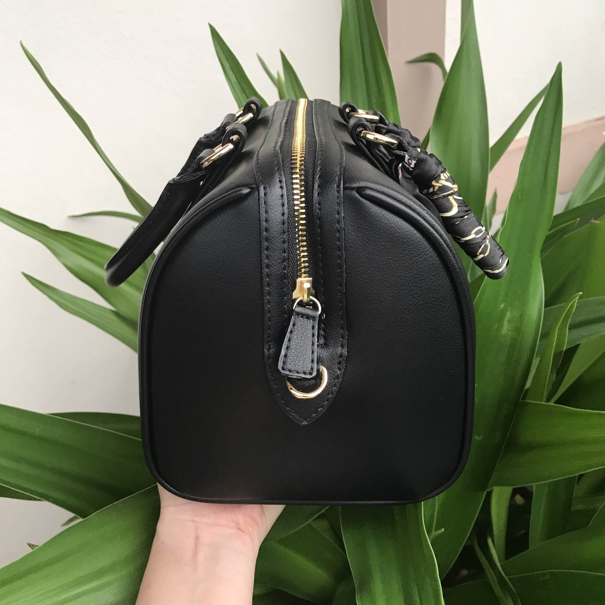 รุ่นขายดี สีใหม่ สวยหรู เวอร์วังมากคะ มาพร้อม ผ้าพันกระเป๋าเข้า set 😘🙏🏻 👜ดีเทลกระเป๋า 🌵สินค้าขายดี ขนาด มินิ สวยมากคะ >> รุ่น KEEP leather Pillow bag สวย น่ารัก ขนาดตอบทุกโจทย์การใช้งาน เห็นแล้ว **หลงรักเลยคะ 