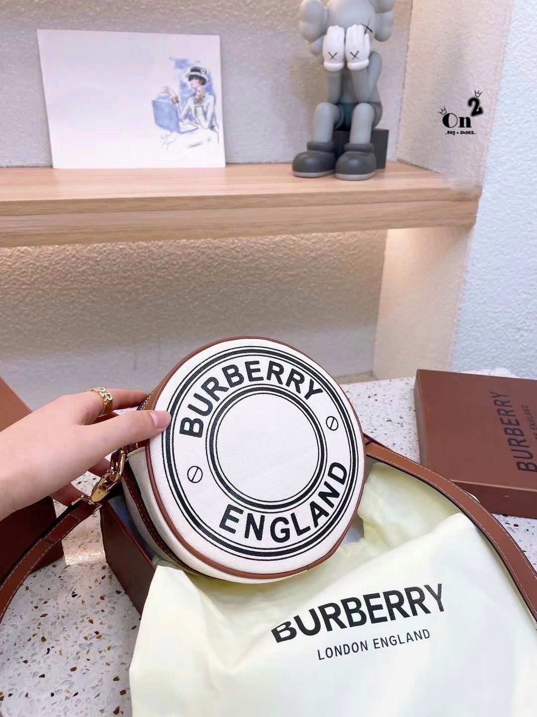 VIP 🥂 Burberry Logo Graphic Canvas And Leather Louise Bag / Burberry Fragrances Crossbody Bag กระเป๋าสะพายทรงกลม ผ้าแคนวาสตัดขอบหนังหน้าโลโก้แบรนด์ พร้อมสายยาวครอสบอดี้ได้ เปิด-ปิด ด้วยซิป ภายในโล่ง ใส่ Iphone + ได้ สายยาวถอดสายได้ ปรับระดับได้ จะ