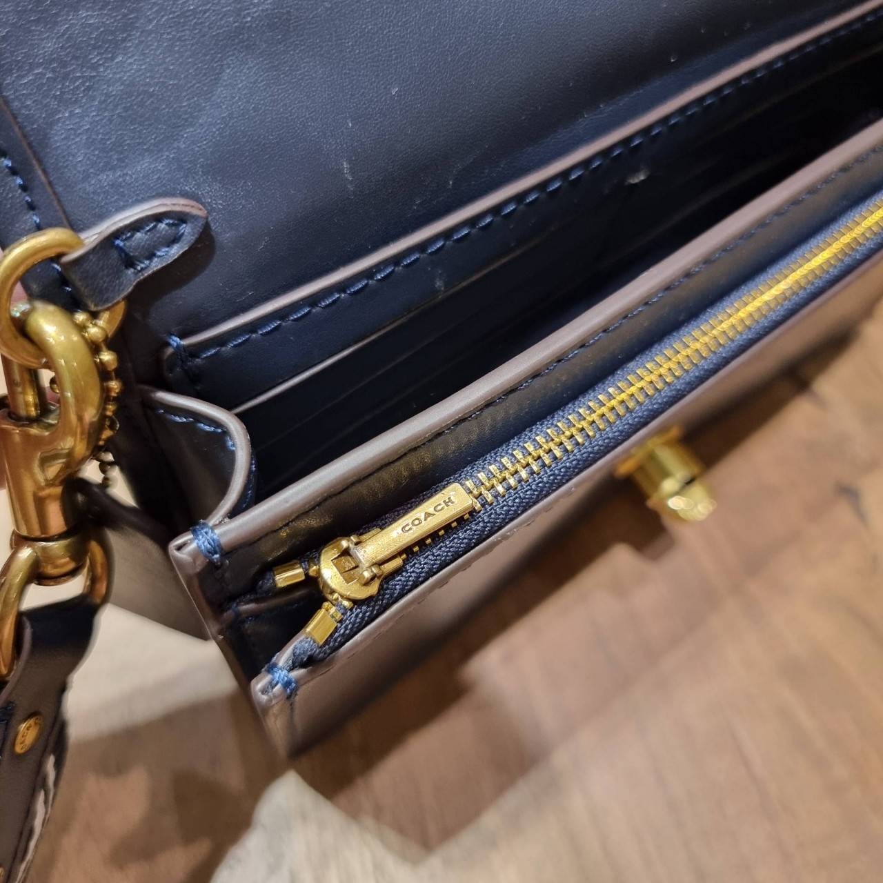 COACH C3824 FOLDOVER CROSSBODY CLUTCH IN SIGNATURE JACQUARD คลัทช์เก๋ๆที่สาวๆตามหา 2IN1 ไปอีกหนึ่ง!! กระเป๋าสะพายทรงคลัชท์ ใช้งานได้ถึง 2 แบบ จะพกเดี่ยวๆแทนกระเป๋าสตางค์ หรือคล้องสายสะพายข้าง สะพายชิคๆคูลๆ ก็ได้อีก มันดีงามมากทุกสี เพราะความละมุนของผ้า ja