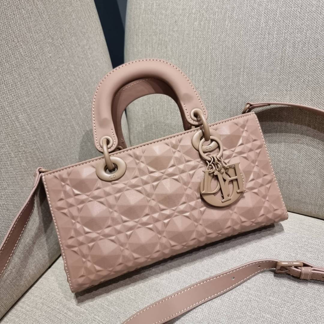 DIOR LADY D-JOY BAG Cannage Calfskin with Diamond Motif / CD LADY D-JOY BAG ดีไซน์ใหม่ อัพเลเวลความหรู กับกระเป๋าสะพายข้างที่รอบนี้ดีไซน์รูปทรงโฉมใหม่ ใช้งานง่ายขึ้น