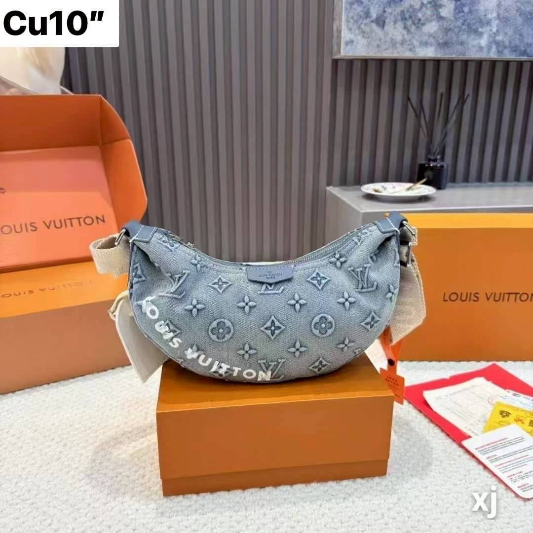 LV Hamac Bag PM Washed Denim Bag กระเป๋าสะพายทรงคลาสสิคใช้งานง่าย เอาใจหนุ่มๆและสาวๆสุดเท่ห์ แต่งตัวอักษรแบรนด์ที่ตัวกระเป๋าสวยโดดเด่นในดีไซน์เดนิมคมชัด กับอีกหนึ่งไอเท็มที่กำลังเป็นที่นิยม