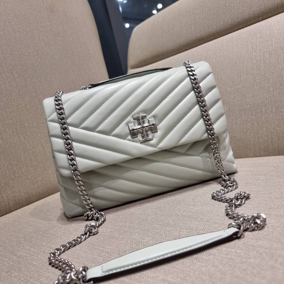 TORY BURCH KIRA CHEVRON CONVERTIBLE SHOULDER BAG (SMALL / MEDIUM) กระเป๋าสะพายรุ่นยอดฮิต ไซส์คลาสสิค ที่ใช้ยังไงก็ดูหรู ดีไซน์เฉพาะตัว วัสดุหนังแกะ สัมผัสนิ่ม เปิด-ปิดด้วยกระดุมแม่เหล็ก ภายในเป็นช่องโล่ง ใส่กระเป๋าสตางค์ มือถือ เครื่องสำอางค์ พาวเวอร์แบงค