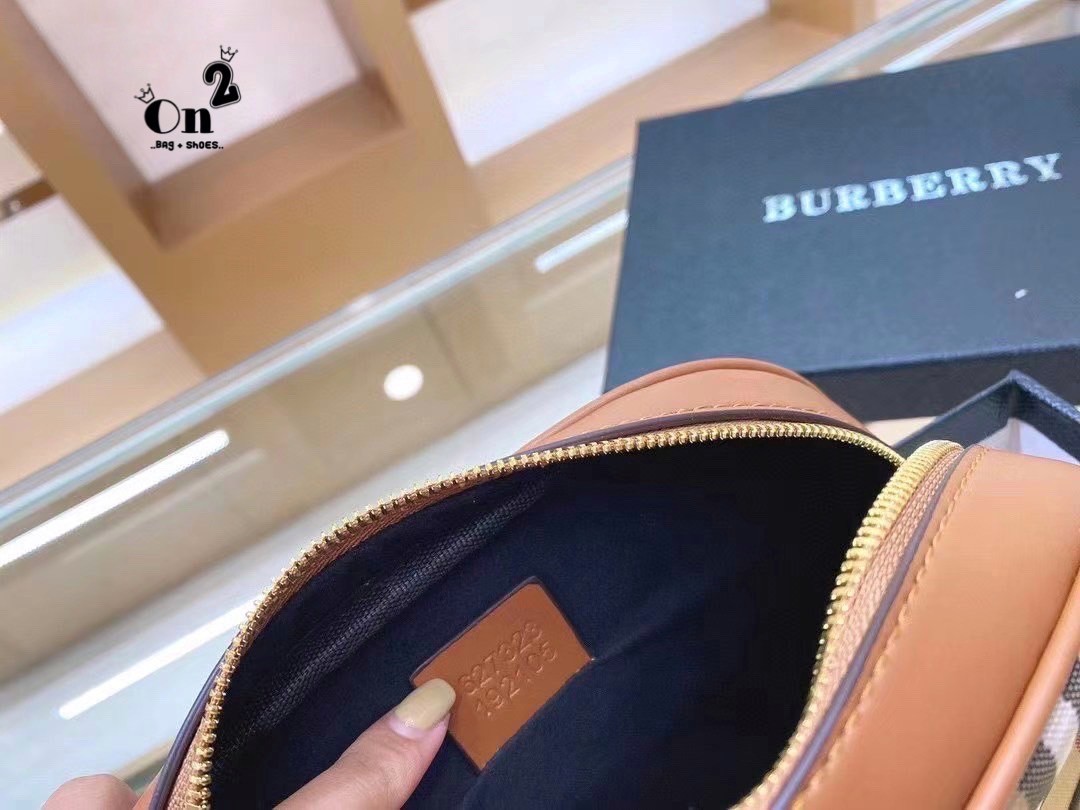 BURBERRY CROSSBODY VINTAGE BAG กระเป๋าสะพายทรง camera ซิปบน ลายซิกเนเจอร์แบรนด์ มาพร้อมสายสะพายยาวครอสบอดี้ งานสวยเป๊ะปั๊มทุกจุด สวยอยู่ทรง เปิดปิดด้วยซิปยาว ภายในมีช่องแบ่งเป็นสัดส่วน สามารถใส่มือถือ iphone เงิน ของจุกจิกได้ สายสะพายหนังยาวปรับระดับได้ อ