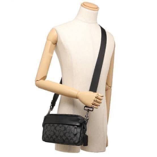 COACH GRAHAM CROSSBODY IN SIGNATURE CANVAS F50715 ผ้าใบเคลือบซิกเนเจอร์พร้อมรายละเอียดหนังลูกวัวที่ผ่านการกลั่น| ภายในกระเป๋ามัลติฟังก์ชั่น| ปิดซิป ซับในผ้า| ด้านนอกมีซิปและกระเป๋าสลิป| สายสะพายถอดได้ 53" สำหรับสะพายไหล่หรือ crossbody