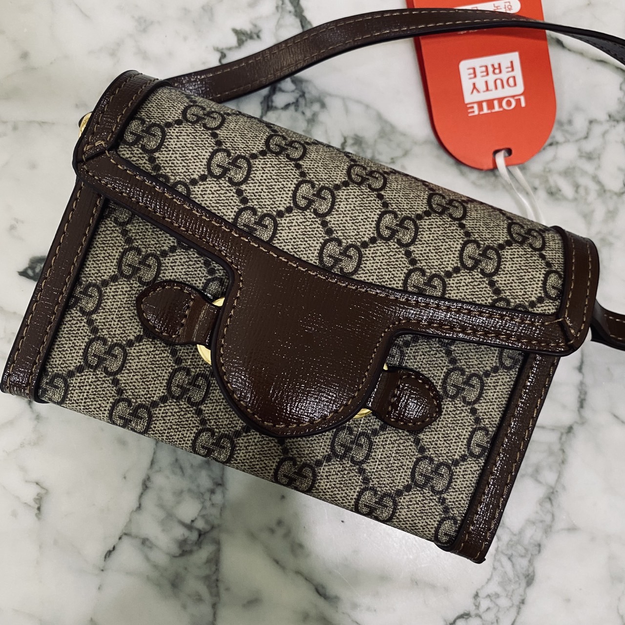 GUCCI Horsebit 1955 Mini Bag กระเป๋าสะพายทรงกล่องสวยอยู่ทรง ใส่โทรศัพท์หรือของใช้เล็กน้อยได้อย่างคล่องตัว แฝงความหรูราคาดีงามจัดมาให้พร้อม box set เป็นใบที่จะหยิบใช้ได้บ่อยๆ ด้วยขนาดกำลังดีใบนี้เอาอยู่เลยค่ะ