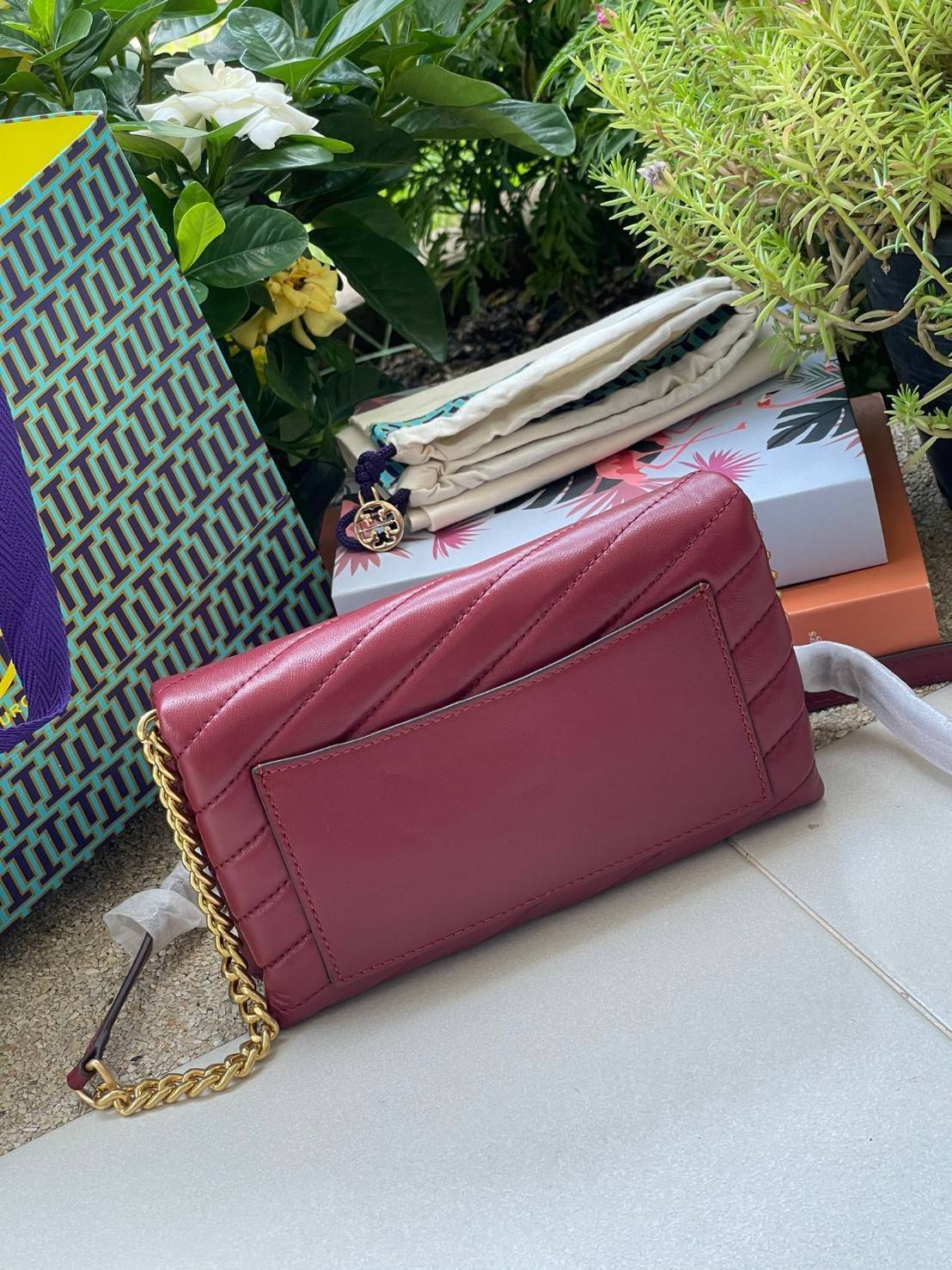 ของแท้ 💯% 】Tory Burch Kira Chevron Chain Wallet Bag เน้นความเรียบหรูดูแพง ต้องยกให้รุ่นนี้ ซึ่งมีขนาดกะทัดรัด ให้ลุคสาวมั่น Active ดูทะมัดทะแมง เหมาะสะพายในวันลำลอง และด้วยความที่เป็นแบรนด์ของทอรี่
