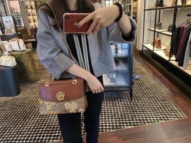 COACH 54649 PARKER IN SIGNATURE CANVAS WITH PRAIRIE FLORAL PRINT กลับมาอีกครั้ง!! กับไอเท็มสุดฮ็อต ที่สาวๆตามหากันนักหนา จัดมาแบบจุใจไปเลย ความสวยแซ่บไม่ต้องพูดเยอะ วัสดุหนังแคนวาสสลับหนังเรียบสวยคม พร้อมดีไซน์ลายดอกไม้โดดเด่น เปิด-ปิดง่ายด้วยตัวบิดล็อค ภ