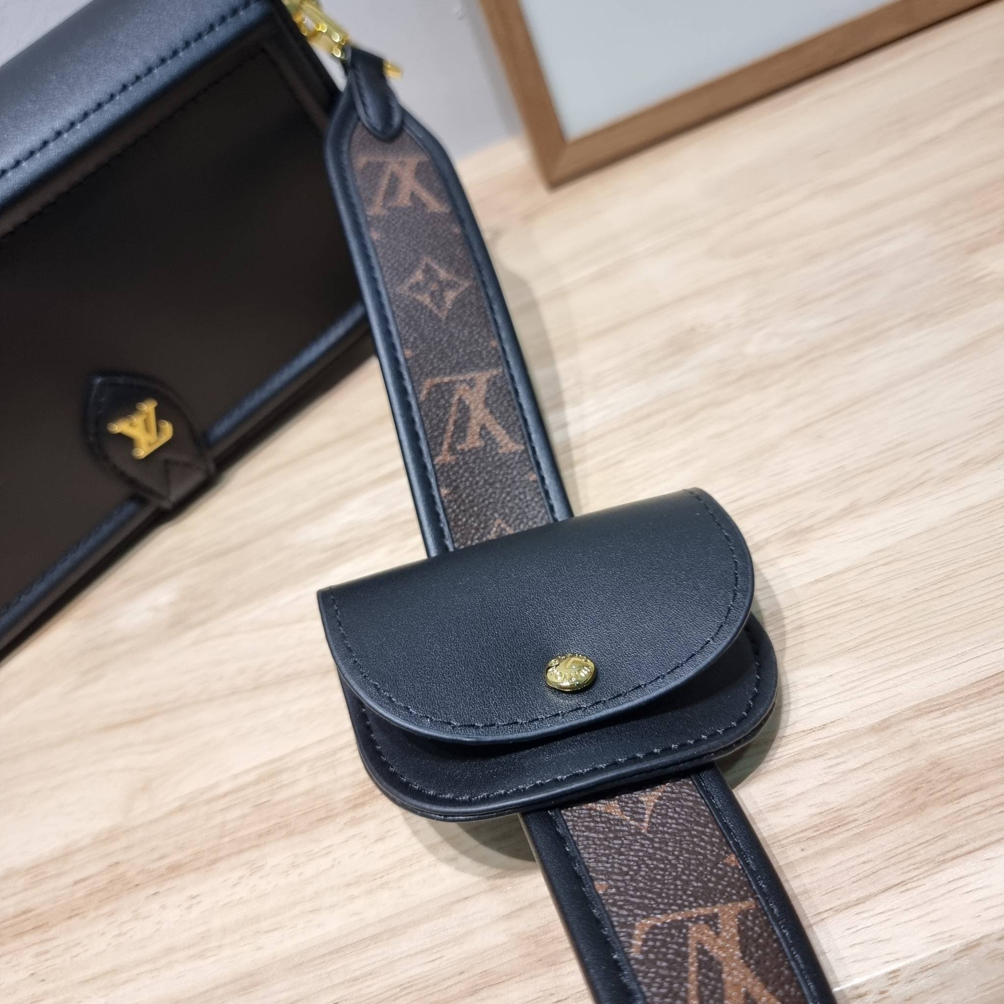 LV officier crossbody bag / LV Officier Pouch With Strap กระเป๋าสะพายเรียบหรู ดีไซน์เรียบง่าย ใช้งานสะดวก พร้อมใบลูกน่ารัก และสายสะพายเส้นใหญ่ ทนทาน แน่นหนา วัสดุหนังเรียบสวย