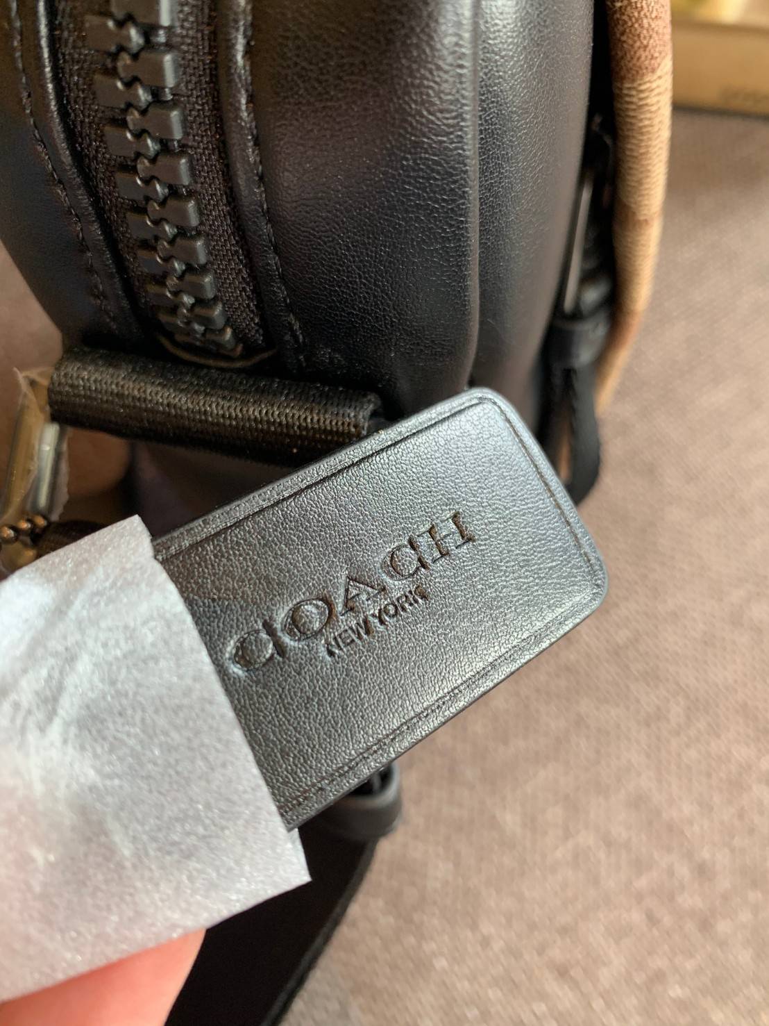 รุ่นที่คุณผู้ชาย2021 ต้องมีค่ะ💥 COACH 6788 EDGE STRADDLE SHOULDER BAG พร้อมส่งที่ไทย น่าใช้มากๆค่าา🔥 กระเป๋าสะพายแบบครอสบอดี้ร์ ทรงสวย หนังแท้นิ่มอย่างดีค่ะ ด้านหน้ามีช่องซิปซ่อนให้หนึ่งช่องนะคะ เปิดปิดช่องหลักแบบซิปคู่ภายในลึก ใส่ของจำเป็