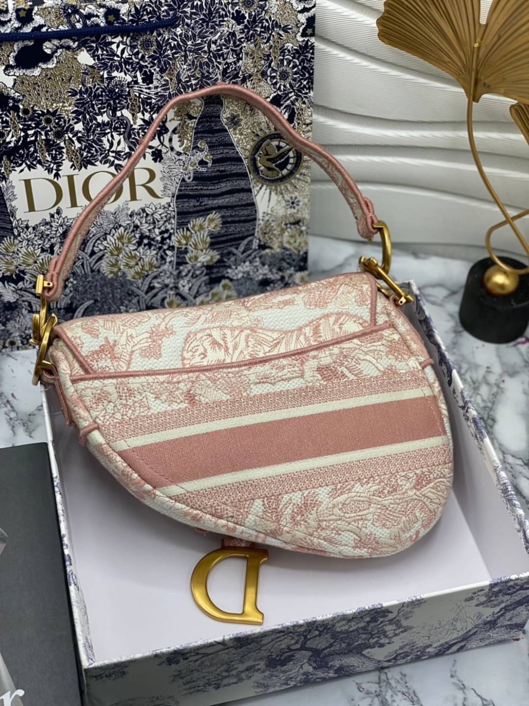 หนังแท้ DIOR SADDLE BAG Toile de Jouy Embroidery กระเป๋ารุ่นยอดนิยมตามแบบฉบับแบรนด์ พร้อมส่งที่ไทย เกรดออริจินอลหนังแท้ ภาพสินค้าถ่ายจากงานขายจริง ใช้งานต่างประเทศได้ค่ะ