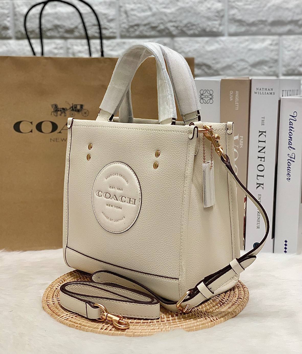 ใหม่ล่าสุด อดใจยังไงไหว COACH Dempsey Field Tote 22 C5268 โทนสีขาวล้วน ดำล้วน สุดคลาสสิก พร้อมส่งความสวยที่ไทยค่ะ! กระเป๋าทรง Tote ขนาดพอเหมาะลำตัว พกพาง่ายสะดวกได้กับทุกๆวัน ด้านหน้าปั้มโลโก้แบรนด์ตัวใหญ่สวยค่ะ;เปิดปิดกระเป๋าแบบกระดุมแม่เหล็ก ภายในใส่กระ