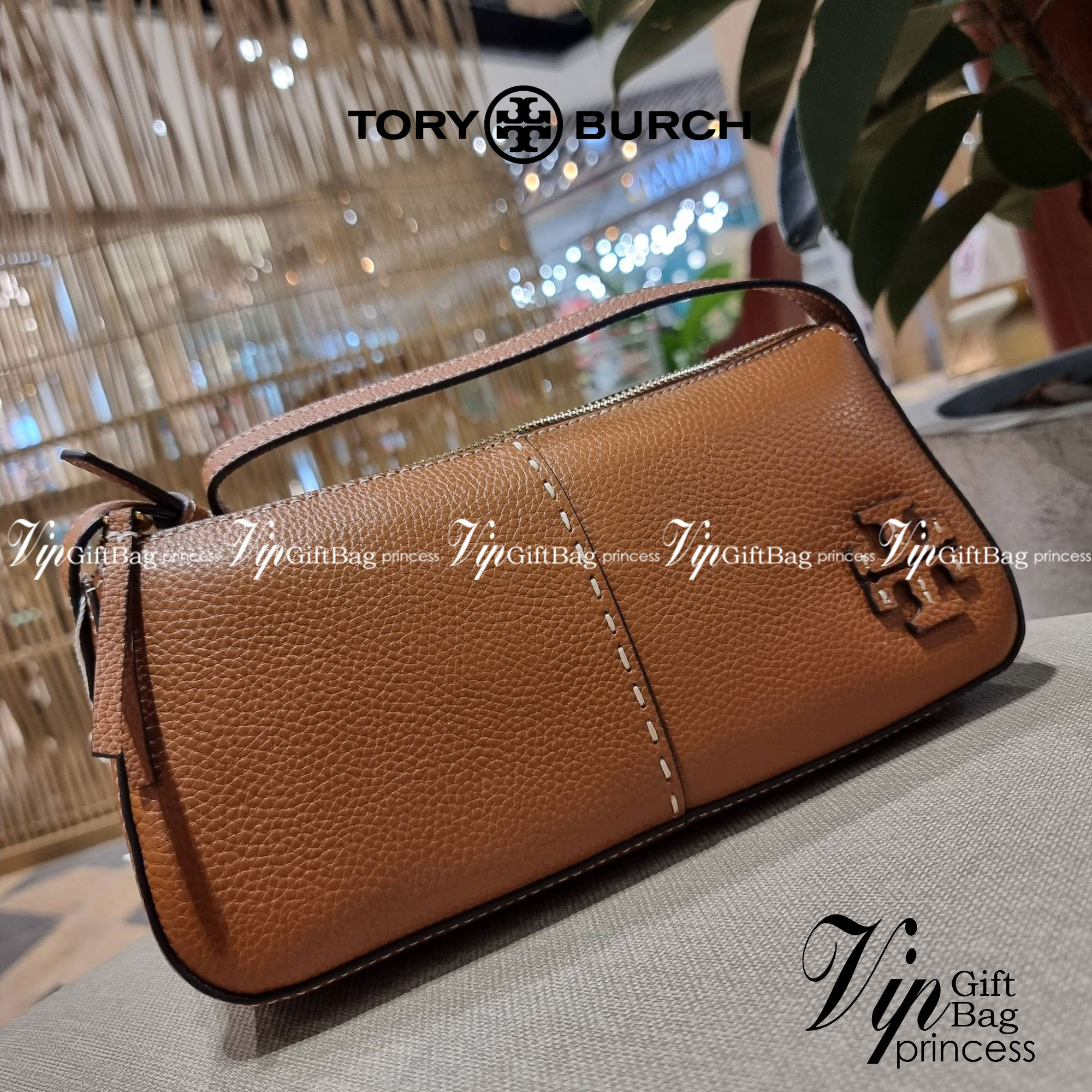 TORY BURCH MCGRAW WEDGE กระเป๋าสะพายไหล่ ทรงสวยไม่ซ้ำ ไม่เกร่อ!! สะดวกใช้งาน ดีไซน์เรียบแต่แฝงความหรู และคลาสสิคในตัว วัสดุหนังลูกวัว สัมผัสดี สวยคม เปิด-ปิดด้วยซิป ภายในเป็นช่องโล่ง มีช่องย่อยเก็บบัตร มาพร้อมสายสะพายในตัว ปรับได้อีกเล็กน้อย ไอเท็มนี้เหมา