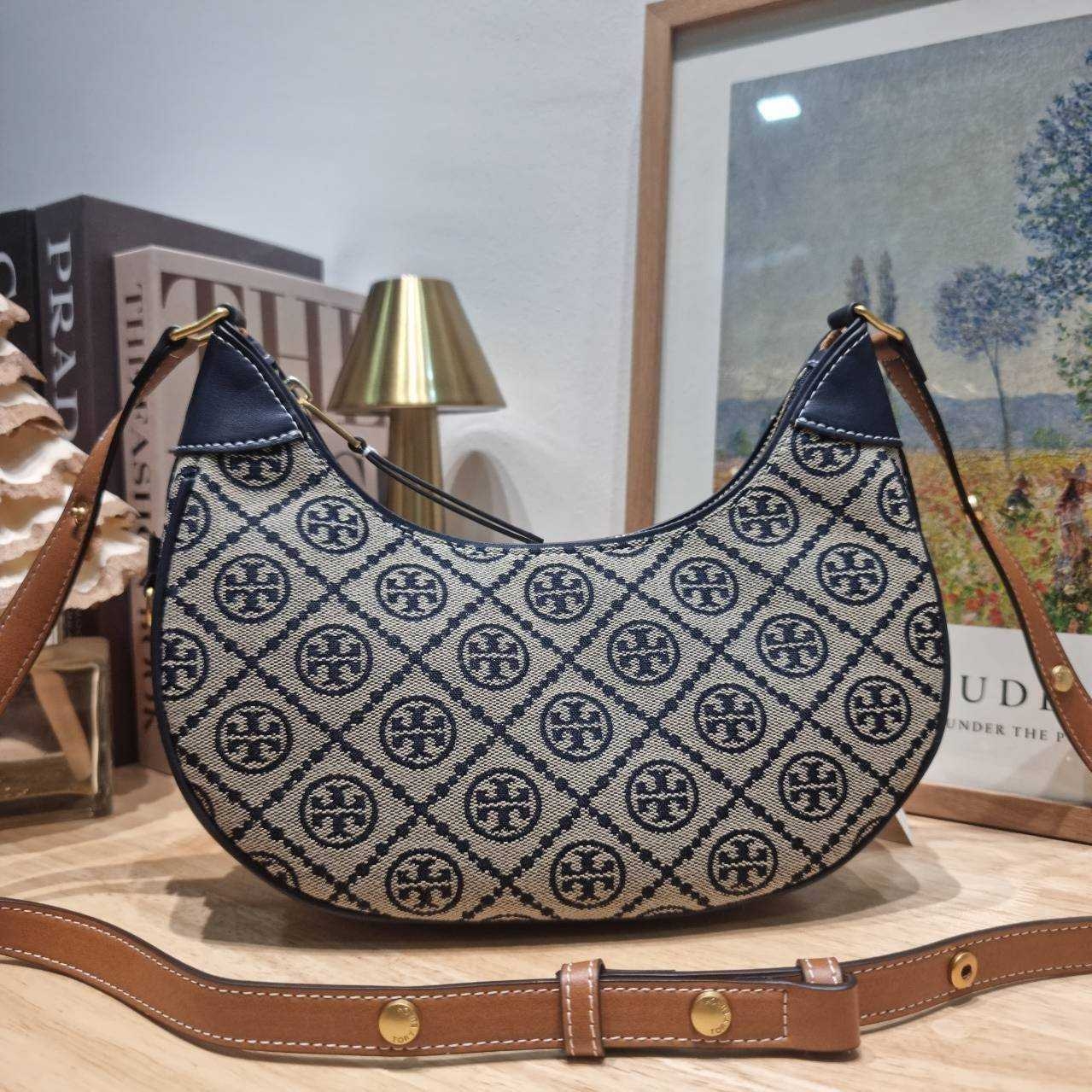 TORY BURCH T MONOGRAM CRESCENT BAG คอลเลคชั่นใหม่มาแรง! สมแก่การรอคอยในสไตล์ทีโมโนแกรมอันเป็นเอกลักษณ์ รูปทรงสวยโดดเด่น สะพายง่ายคล่องตัว