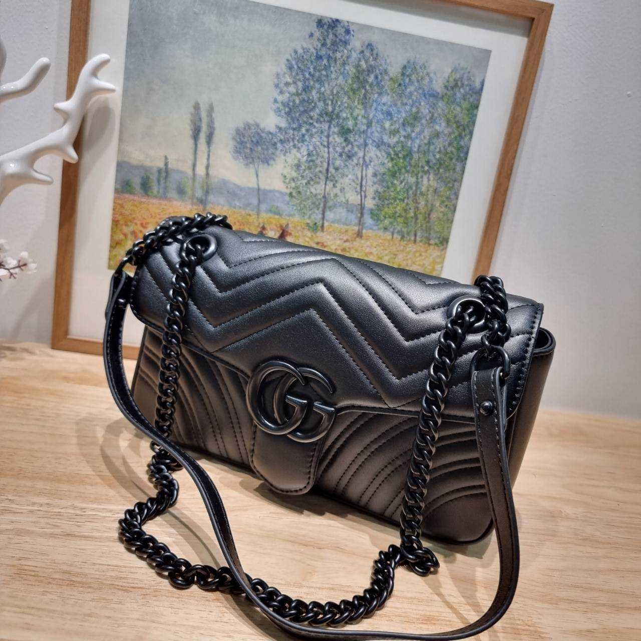 GG MARMONT SHOULDER BAG กระเป๋าสะพายข้างรุ่นคลาสสิค ดีไซน์ใหม่ อะไหล่ดำ สะพายขับผิว ดูแพง อัพลุคได้สบายๆ เปิด-ปิดด้วยตัวกดล็อคแน่นหนา ด้านหลังดีไซน์รูปหัวใจ 🖤